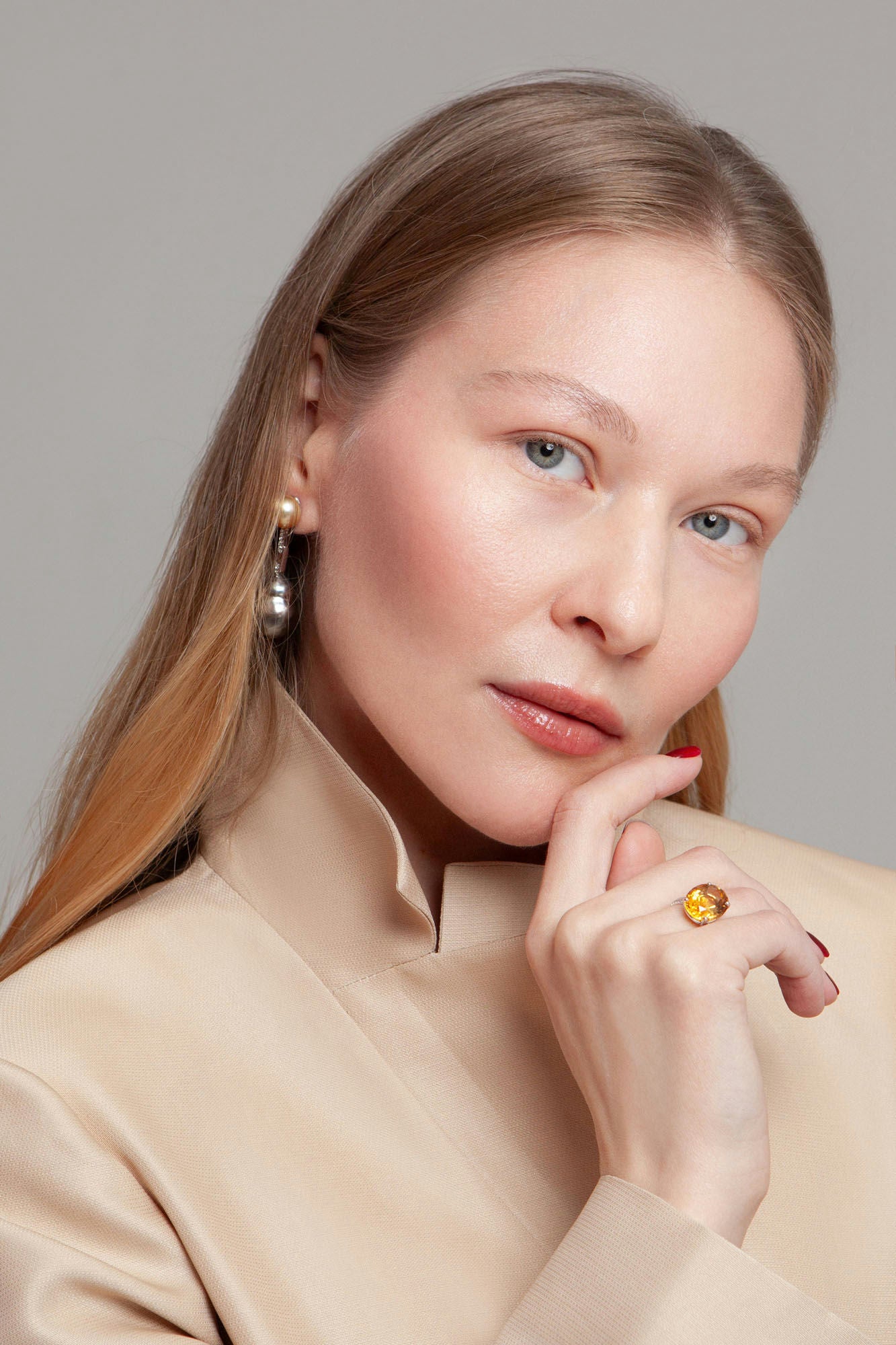 Cocktail ring in 18K white gold featuring a 9.2 ct citrine and 32 natural diamonds.