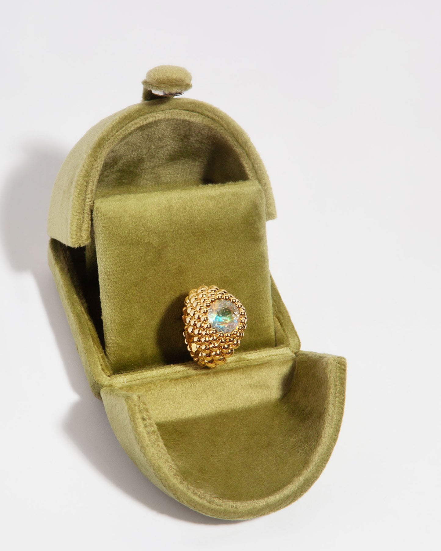 NOVI Jewelry 18K gold ring with 5.54 ct round Rainbow Moonstone from Madagascar, untreated gemstone with vibrant labradorescence, luxury fine jewelry.