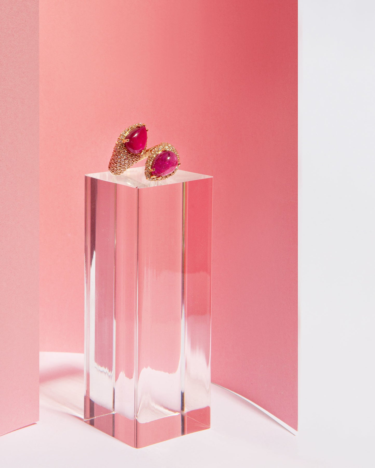 NOVI Jewelry 14 kt yellow gold ring with 6.47 ct pink tourmalines and pavé diamonds, total jewelry weight 4.4 g, gold weight 3.1 g, elegant luxury ring.