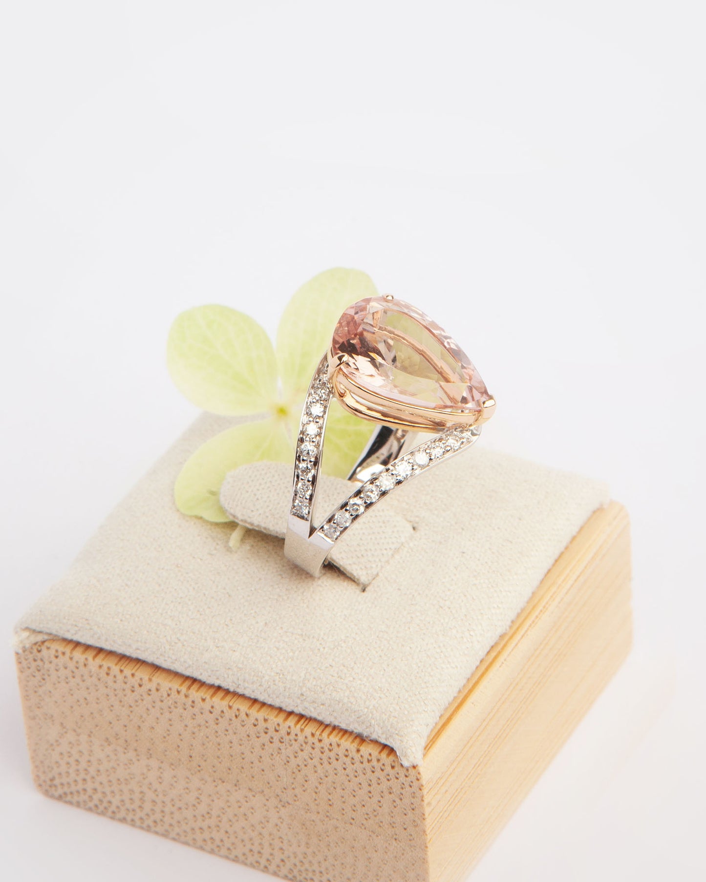 NOVI Jewelry white gold cocktail ring with 3.72 ct natural orange-pink morganite and 36 round brilliant diamonds, IGI certified, jewelry weight 5.3 g, gold weight 4.9 g, elegant gemstone ring.