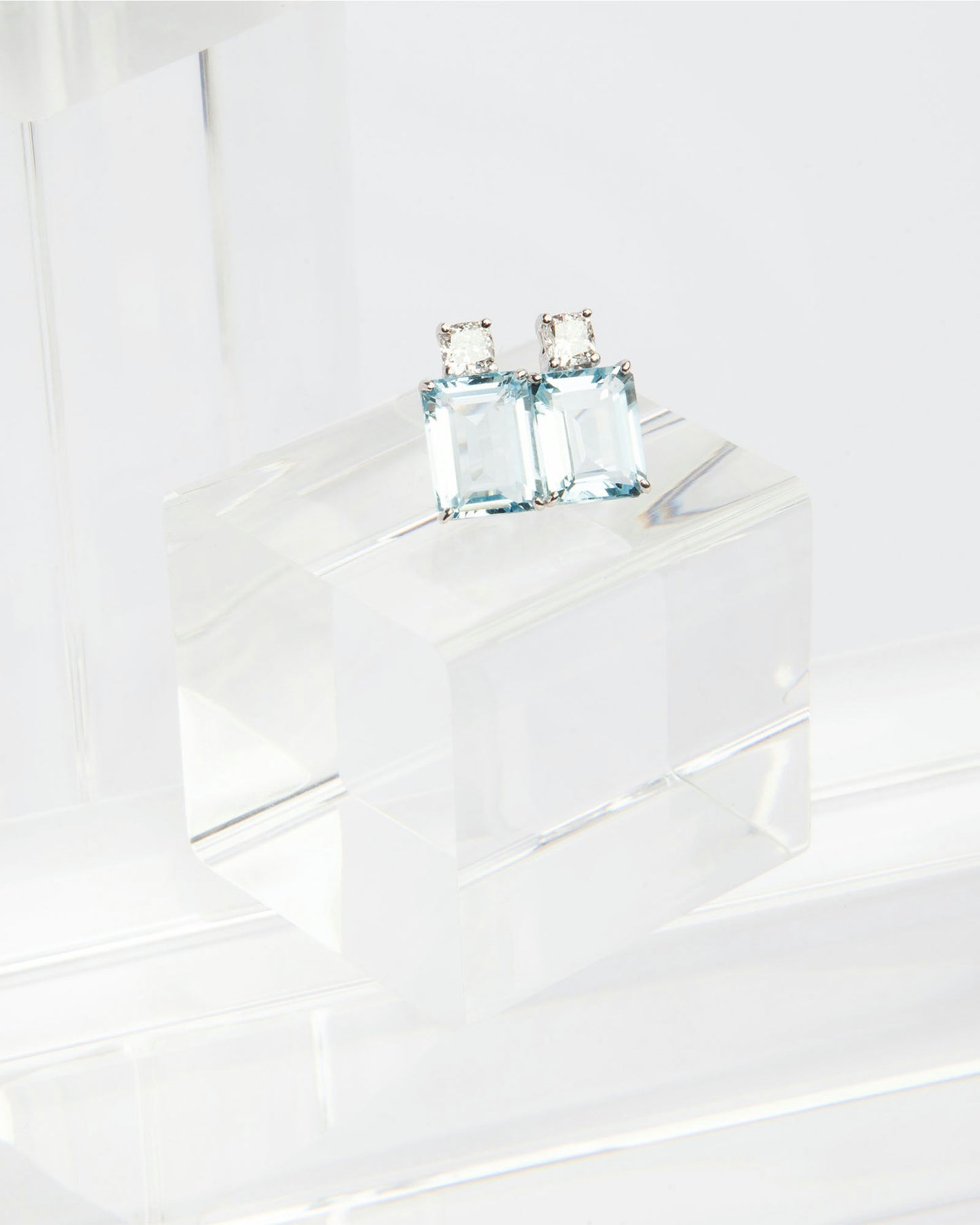 Earrings in 18K gold featuring 4.00 ct emerald-cut aquamarines and 0.50 ct diamonds.