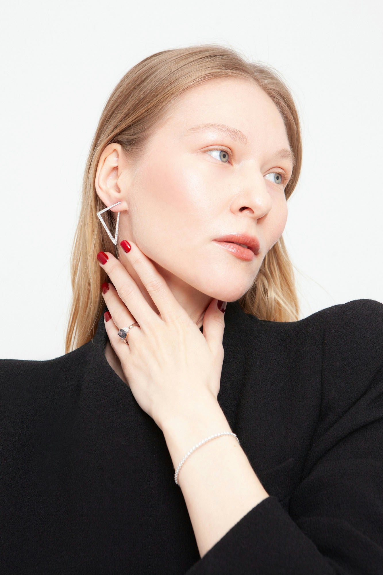 18K White gold ring featuring a natural grey-purple spinel (2.35 ct) and diamonds (0.9 ct) with ALGT Certificate.