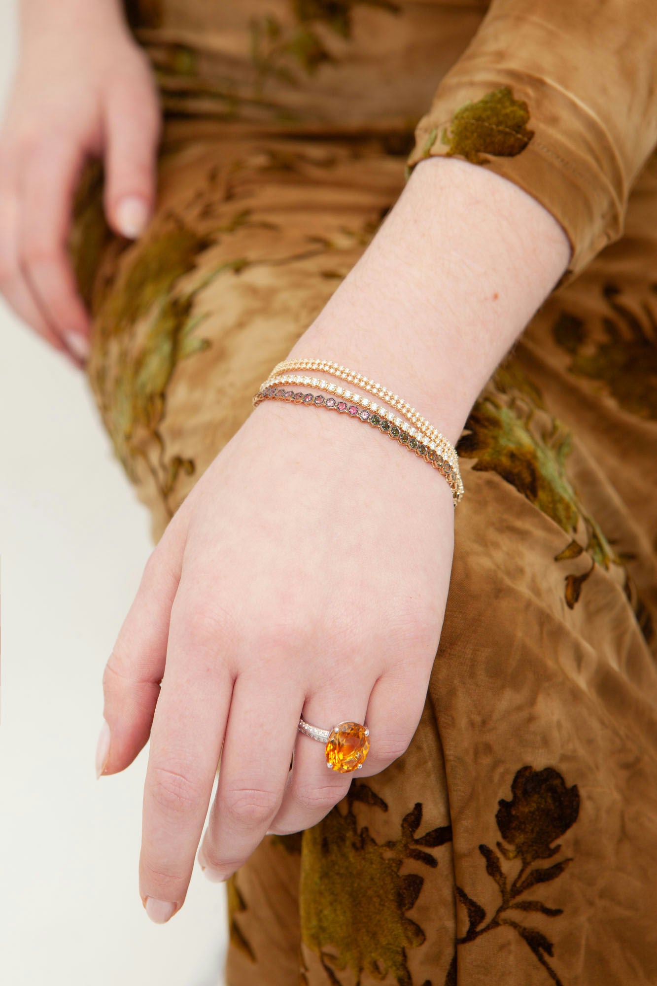 Tennis bracelet in 18K yellow gold featuring 1.00 ct natural round brilliant-cut diamonds.