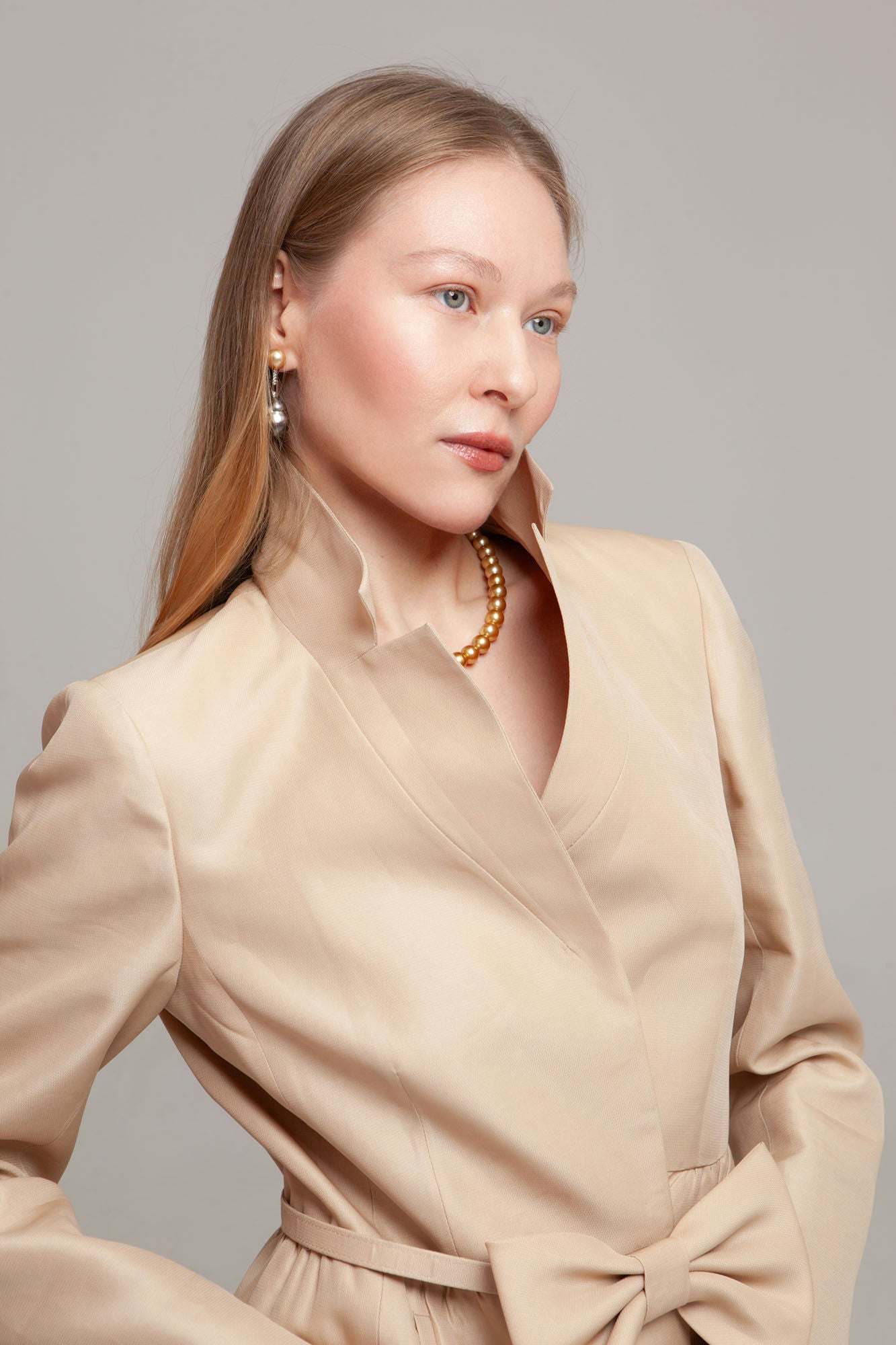 Necklace in gold featuring 43 South Sea pearls ranging from 9 to 11.7 mm in size.