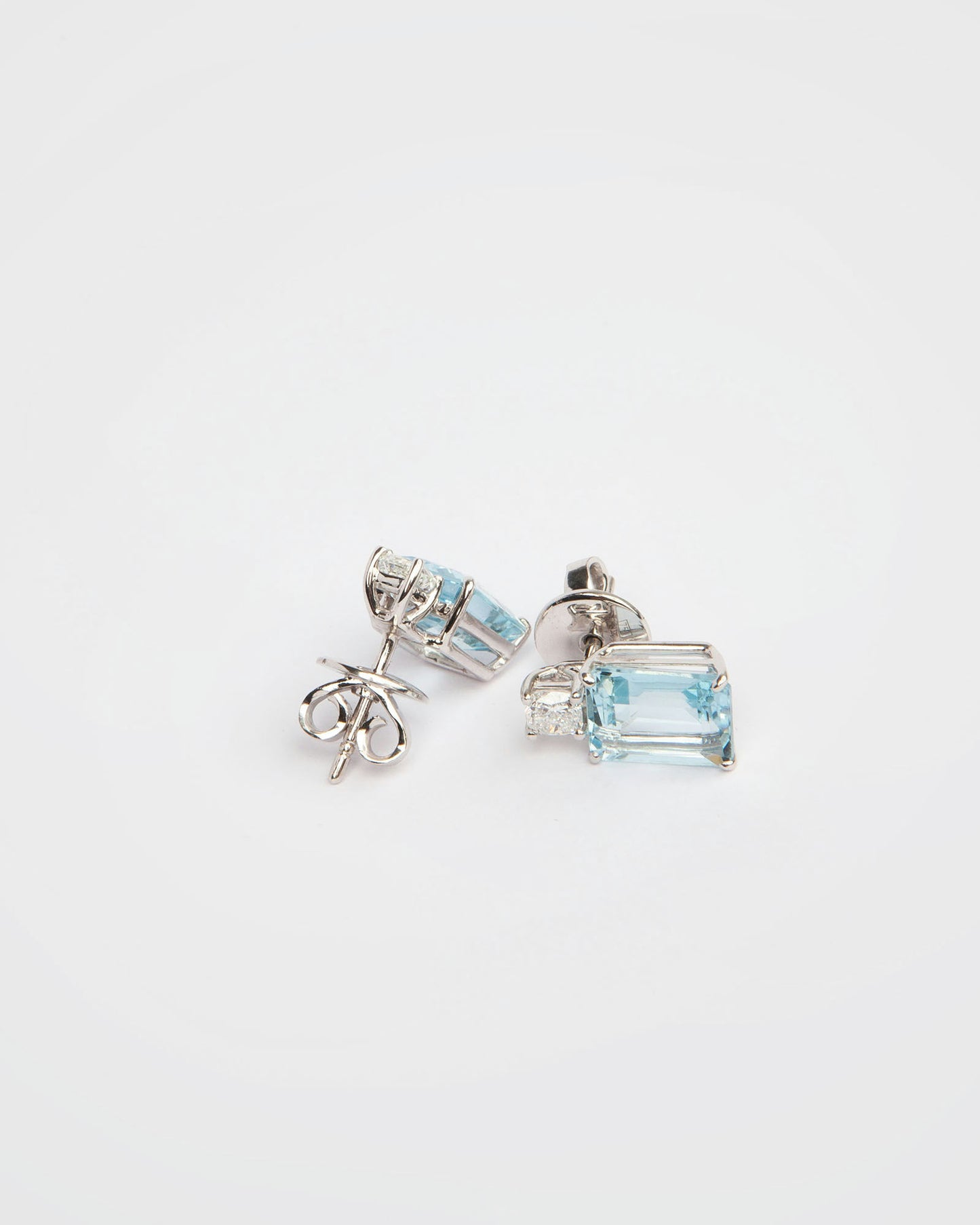 Earrings in 18K gold featuring 4.00 ct emerald-cut aquamarines and 0.50 ct diamonds.