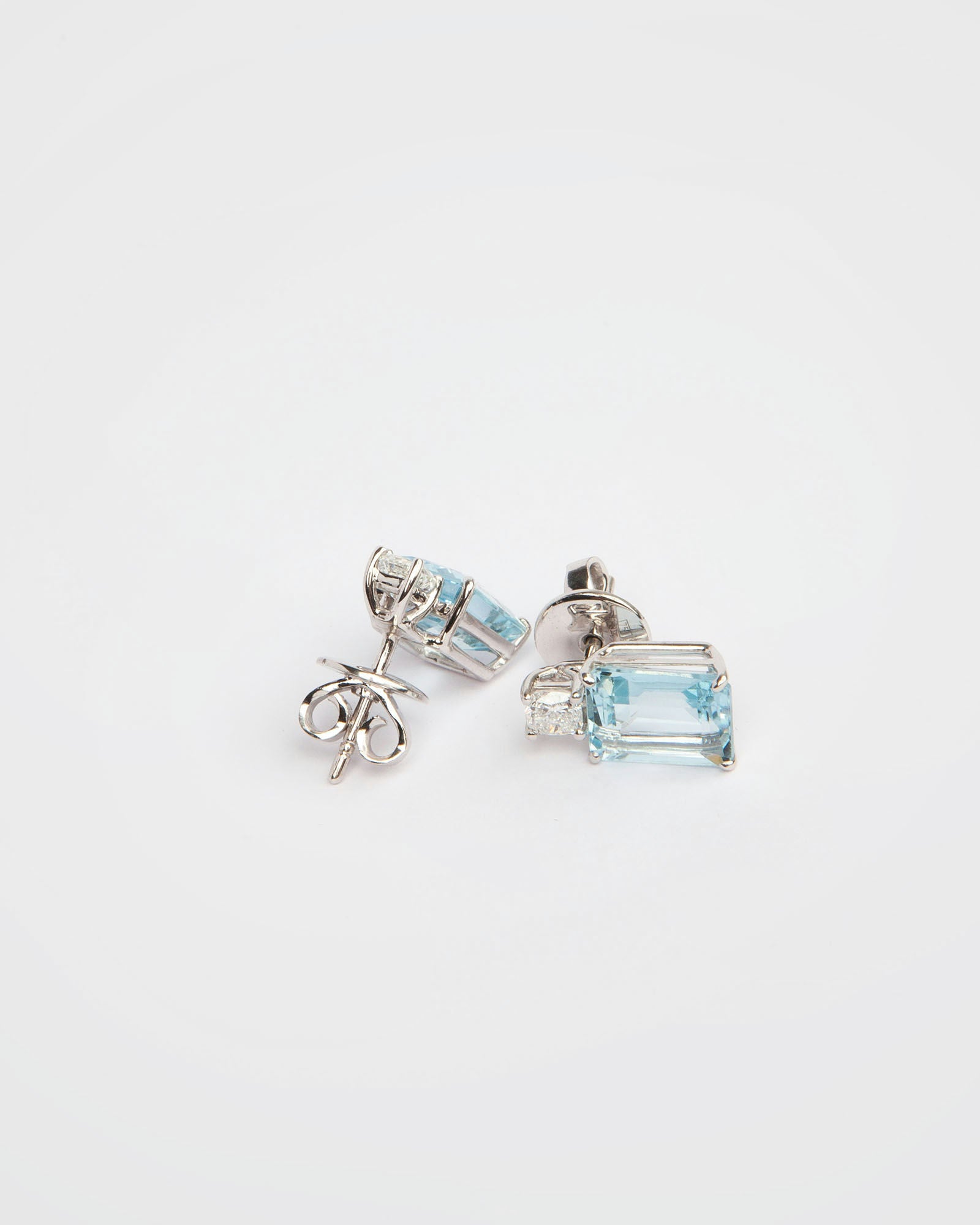 Earrings in 18K gold featuring 4.00 ct emerald-cut aquamarines and 0.50 ct diamonds.