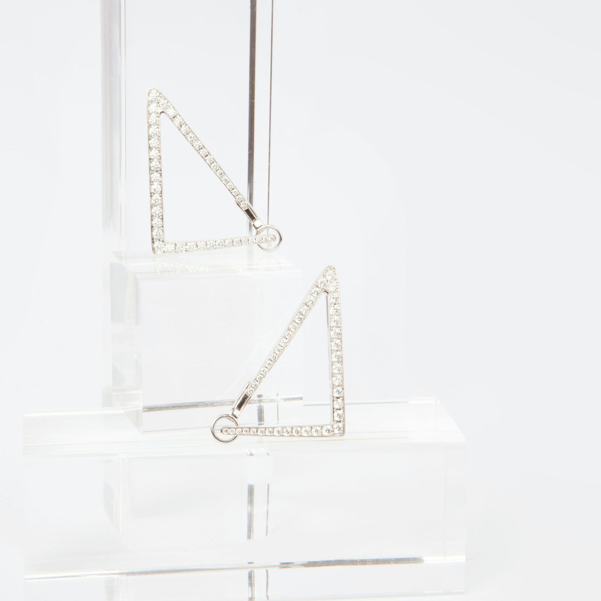 Geometric earrings in 18K white gold featuring 84 natural diamonds totaling 1.49 ct and weighing 7 g.