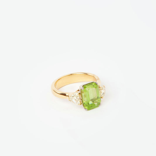 18k gold ring featuring a vivid natural peridot (3.72 ct) accented by two diamonds.