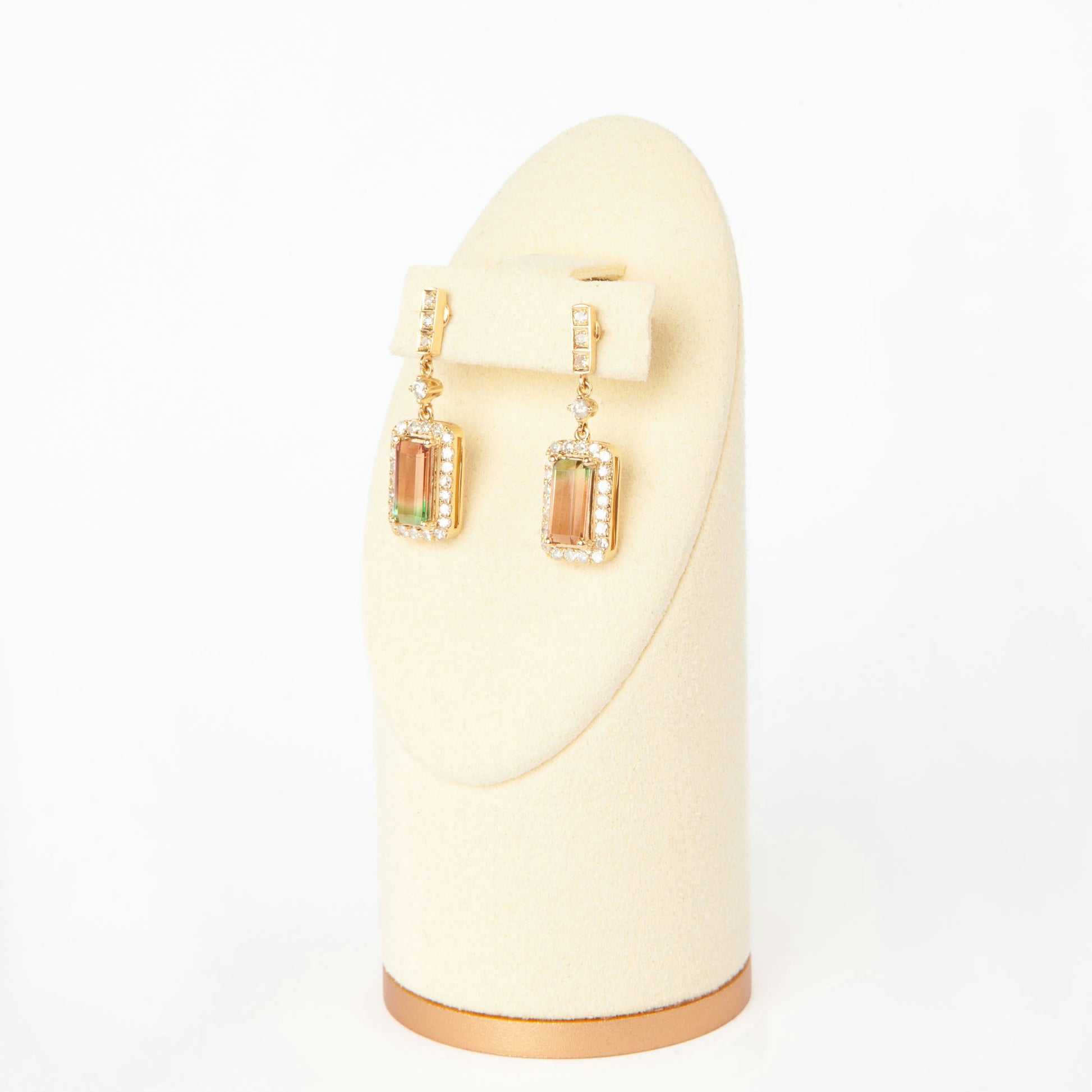 Earrings in 18K gold featuring 8.8 × 4.2 mm tourmalines and 54 natural diamonds totaling 0.617 ct.