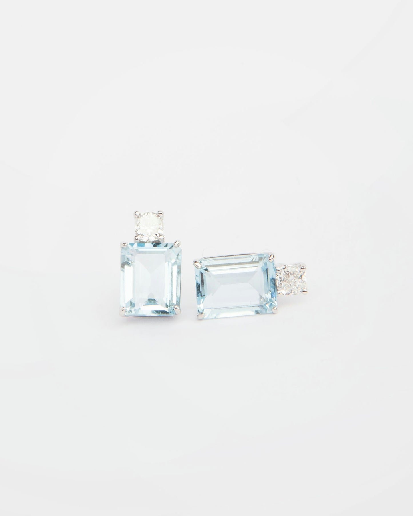 Earrings in 18K gold featuring 4.00 ct emerald-cut aquamarines and 0.50 ct diamonds.