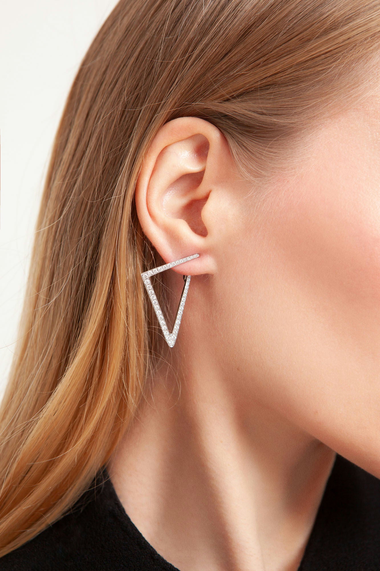 Geometric earrings in 18K white gold featuring 84 natural diamonds totaling 1.49 ct and weighing 7 g.
