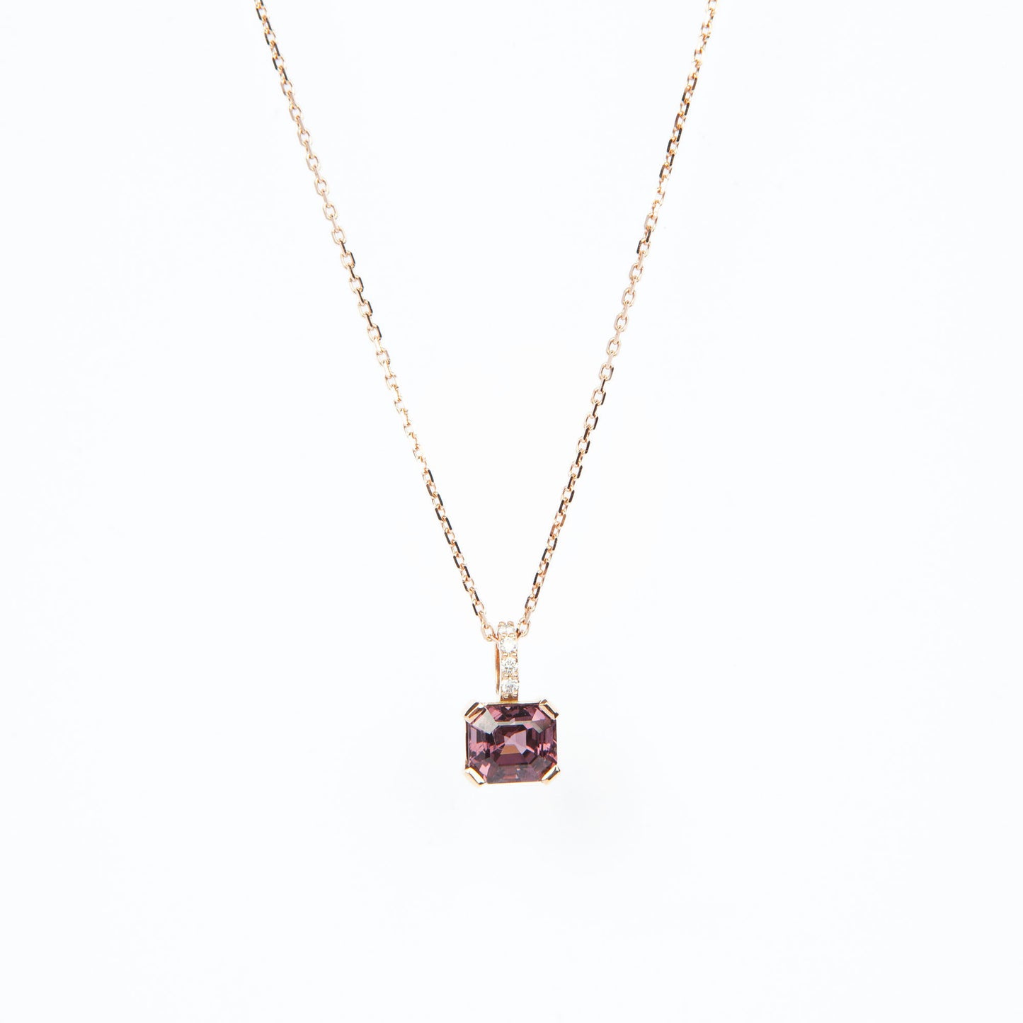 Pendant in gold featuring a natural purple spinel (1.98 ct) and four diamonds (0.04 ct) in an emerald step cut.