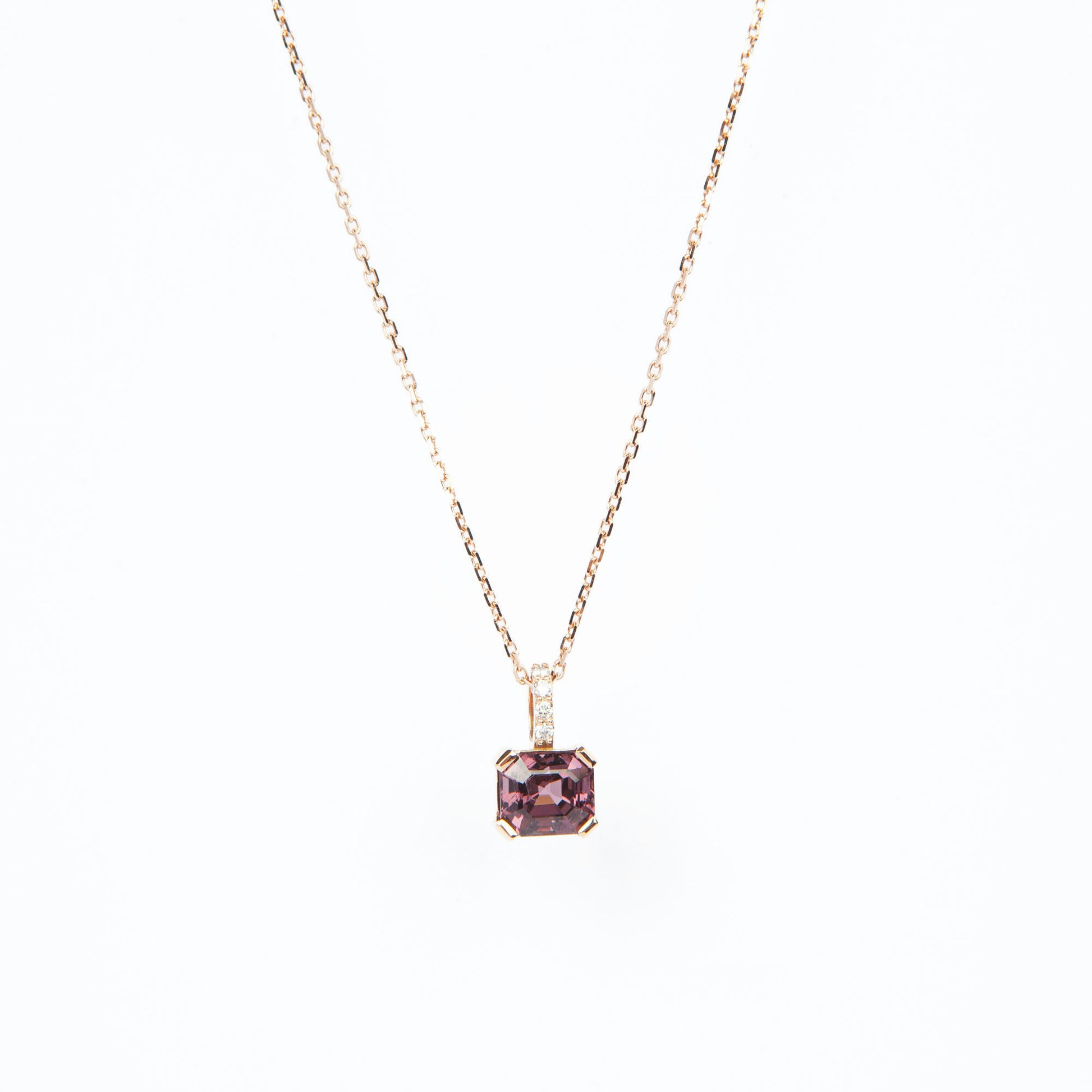 Pendant in gold featuring a natural purple spinel (1.98 ct) and four diamonds (0.04 ct) in an emerald step cut.