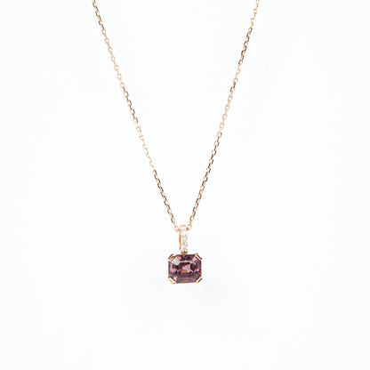 Pendant in gold featuring a natural purple spinel (1.98 ct) and four diamonds (0.04 ct) in an emerald step cut.