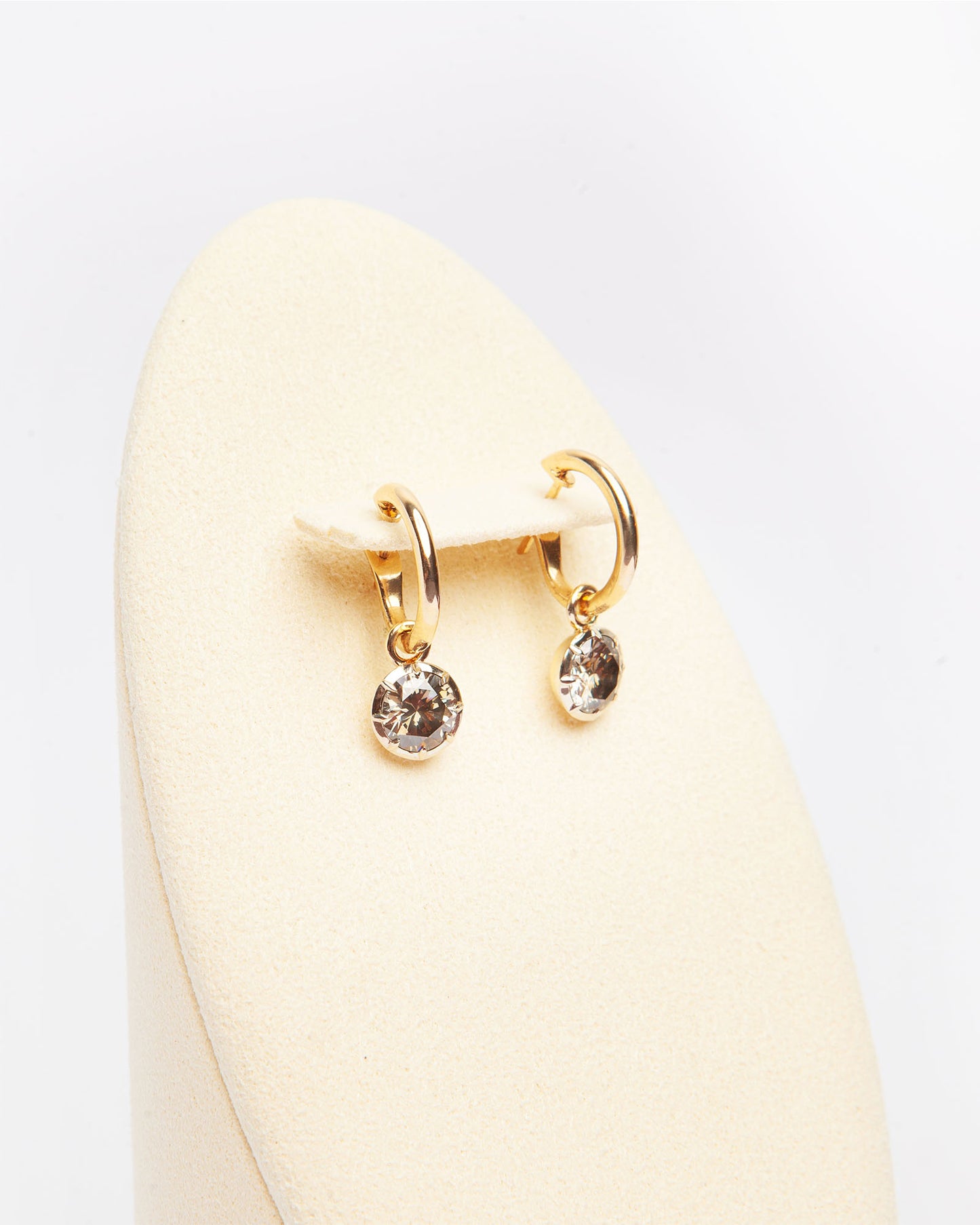 NOVI Jewelry 18K gold earrings with 2.29 ct round grey natural diamonds, SI1, GWLab certified elegant minimalist diamond earrings.