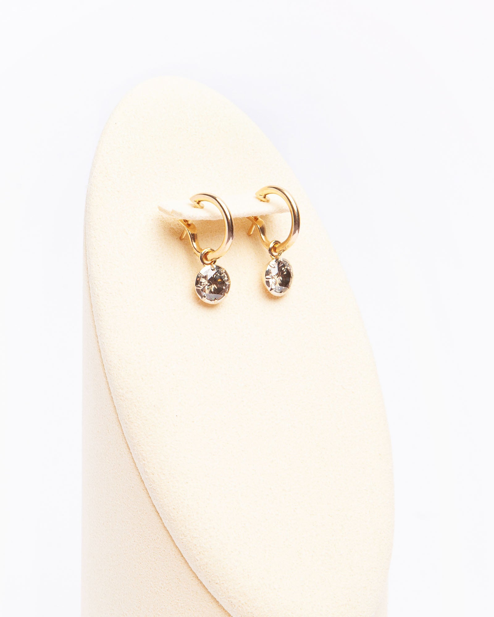 NOVI Jewelry 18K gold earrings with 2.29 ct round grey natural diamonds, SI1, GWLab certified elegant minimalist diamond earrings.