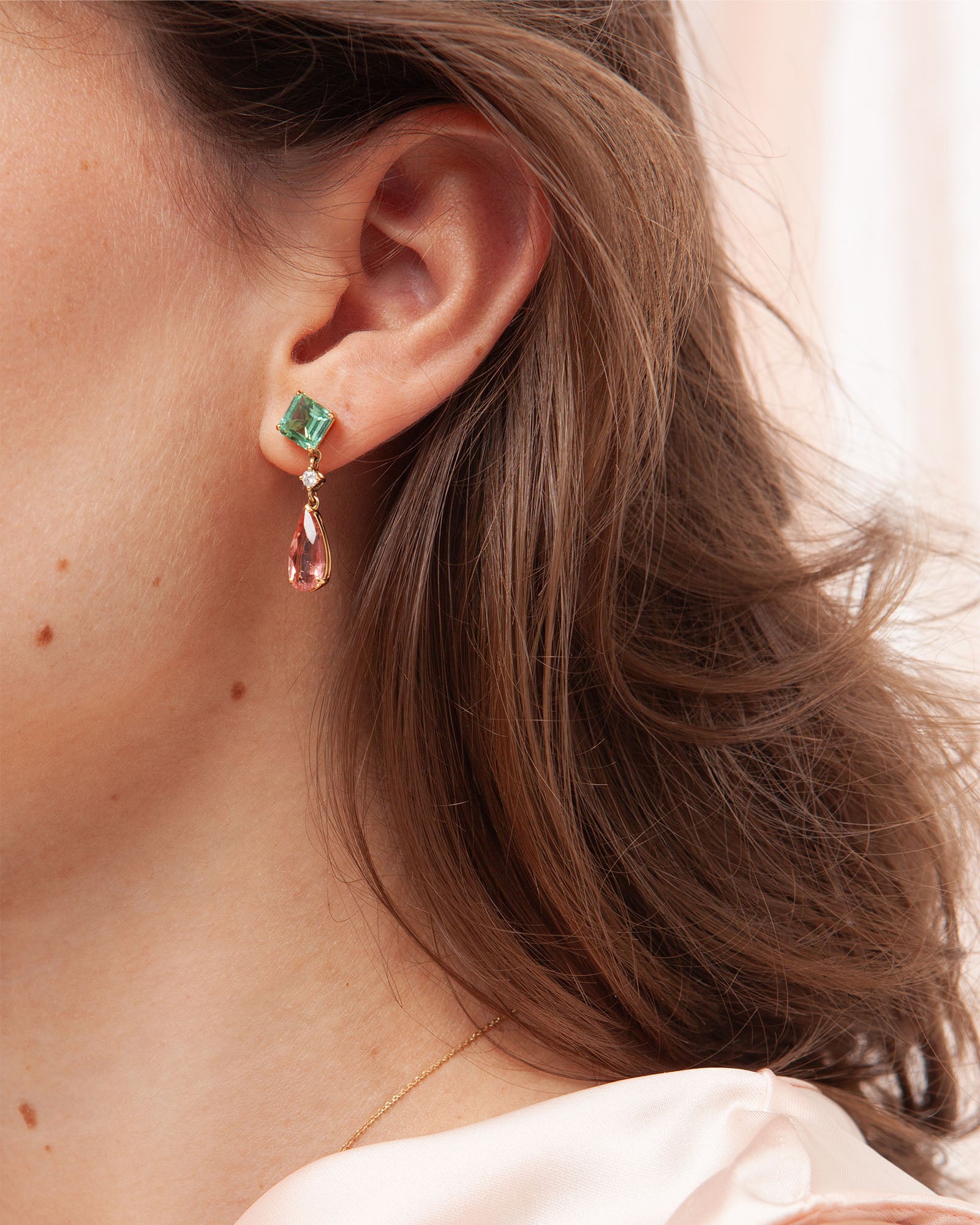 NOVI Jewelry 18k yellow gold earrings with 3.35 ct square green tourmalines, 4.31 ct pear-shaped orangy-pink tourmalines, and 0.14 ct VS diamonds, total jewelry weight 5.8 g, gold weight 4.2 g, vibrant gemstone earrings.