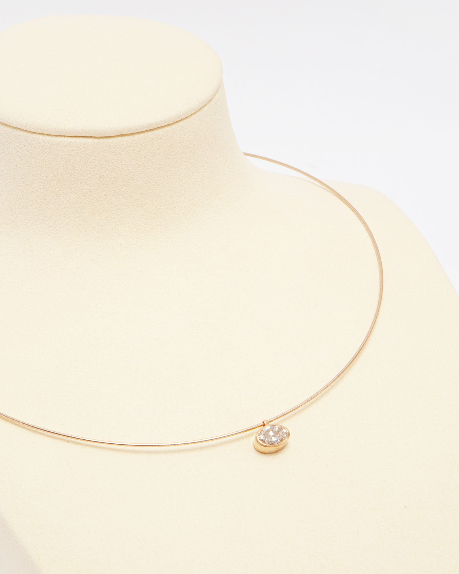NOVI Jewelry gold choker necklace with 0.90 ct J color SI1 natural oval diamond, IGI certified, jewelry weight 4.2 g, gold weight 4.02 g, modern elegant diamond choker.
