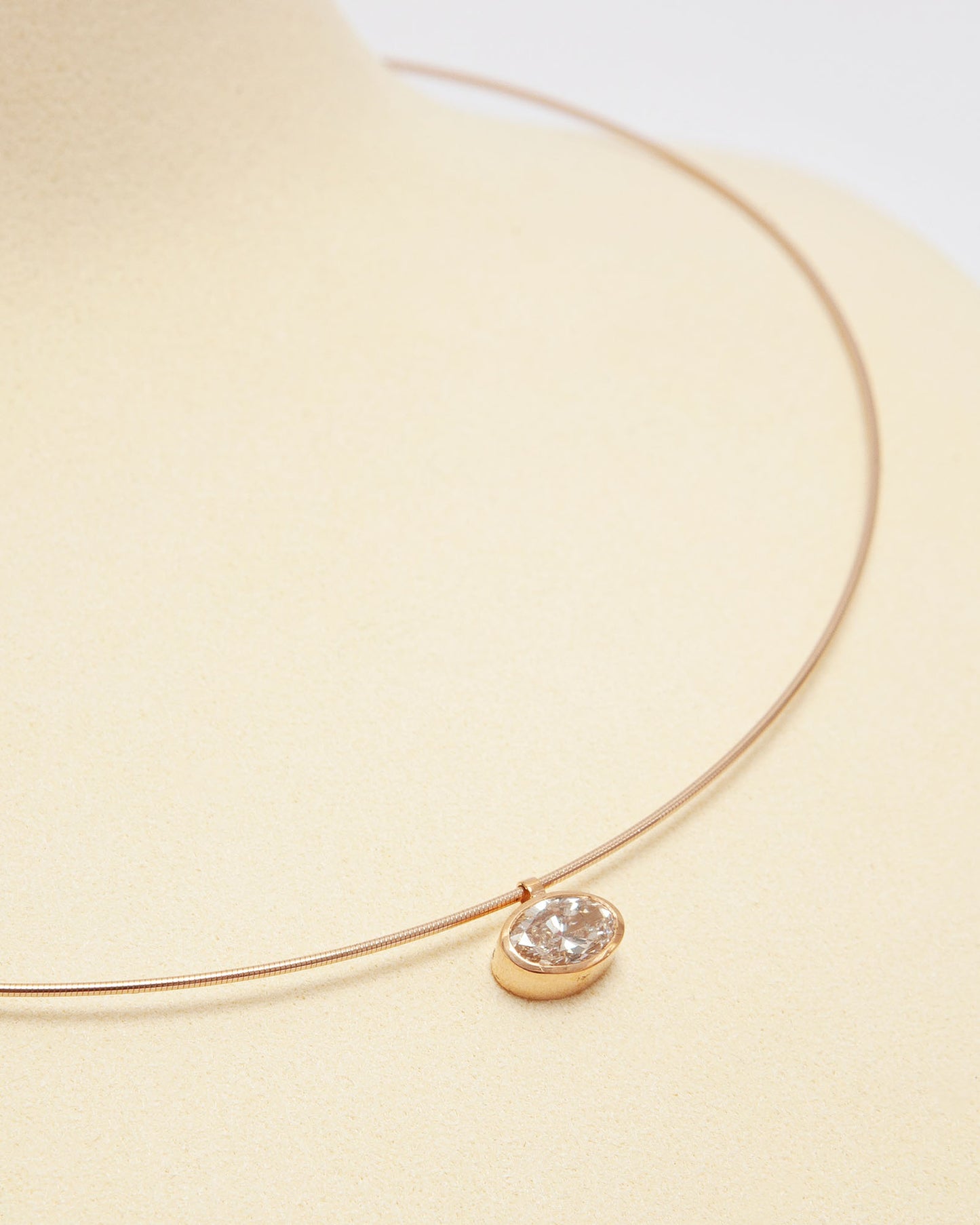 NOVI Jewelry gold choker necklace with 0.90 ct J color SI1 natural oval diamond, IGI certified, jewelry weight 4.2 g, gold weight 4.02 g, modern elegant diamond choker.