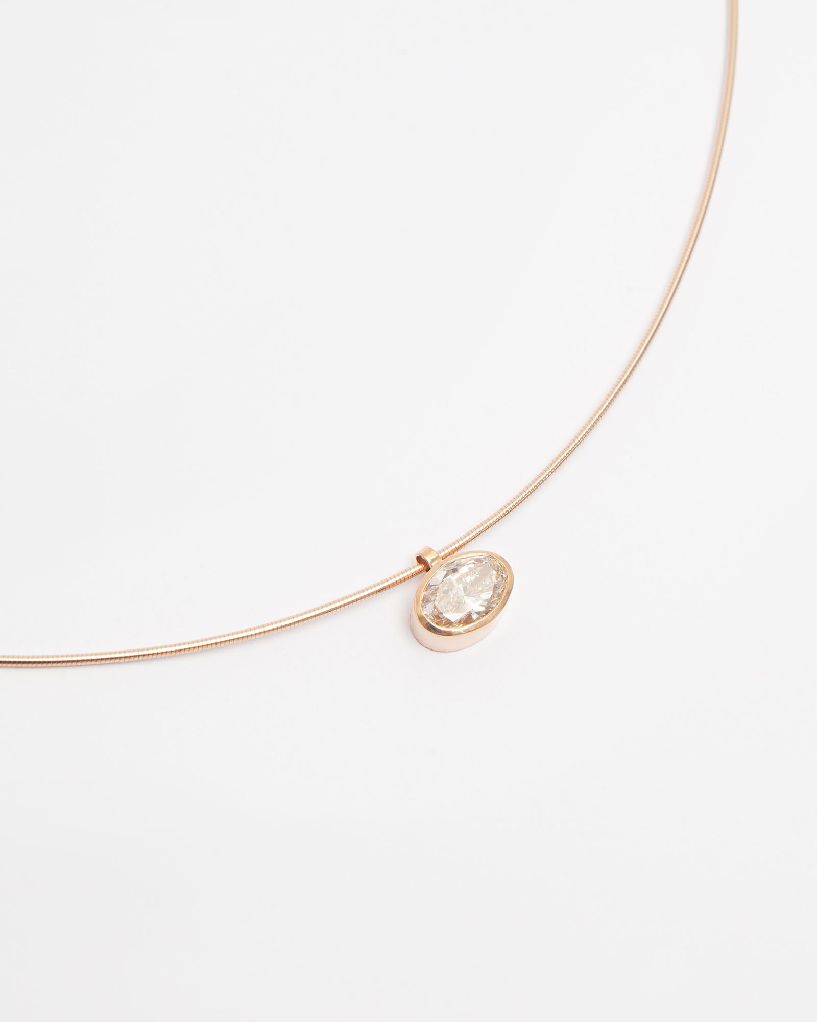 NOVI Jewelry gold choker necklace with 0.90 ct J color SI1 natural oval diamond, IGI certified, jewelry weight 4.2 g, gold weight 4.02 g, modern elegant diamond choker.
