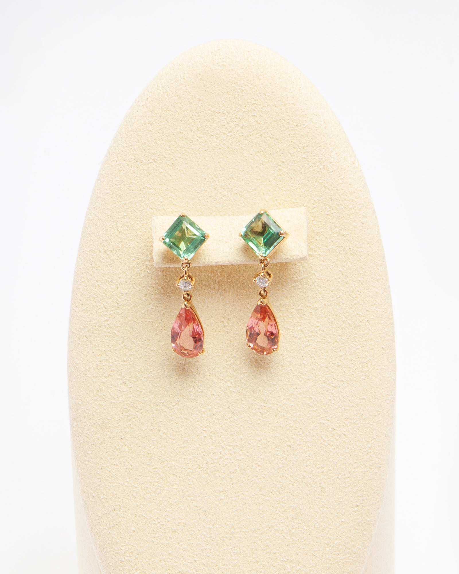 NOVI Jewelry 18k yellow gold earrings with 3.35 ct square green tourmalines, 4.31 ct pear-shaped orangy-pink tourmalines, and 0.14 ct VS diamonds, total jewelry weight 5.8 g, gold weight 4.2 g, vibrant gemstone earrings.