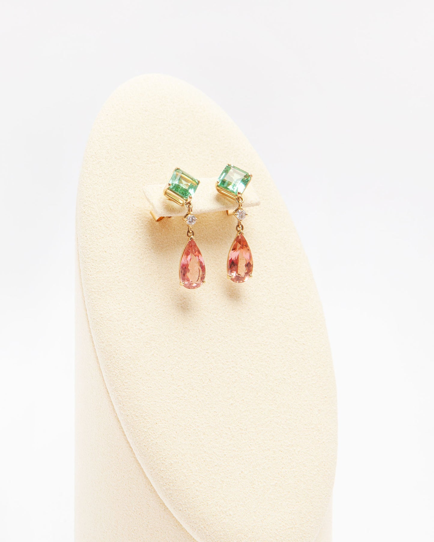 NOVI Jewelry 18k yellow gold earrings with 3.35 ct square green tourmalines, 4.31 ct pear-shaped orangy-pink tourmalines, and 0.14 ct VS diamonds, total jewelry weight 5.8 g, gold weight 4.2 g, vibrant gemstone earrings.