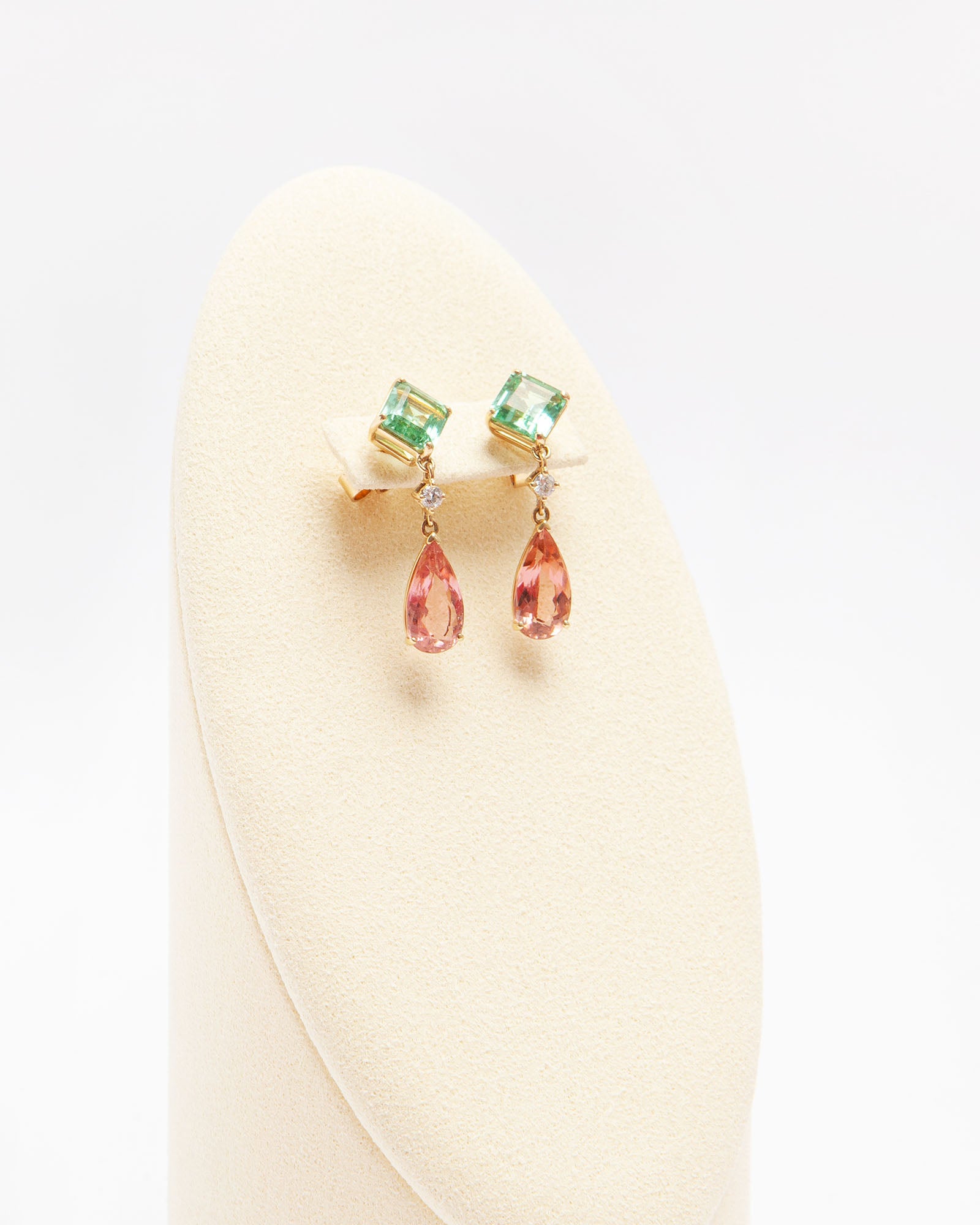 NOVI Jewelry 18k yellow gold earrings with 3.35 ct square green tourmalines, 4.31 ct pear-shaped orangy-pink tourmalines, and 0.14 ct VS diamonds, total jewelry weight 5.8 g, gold weight 4.2 g, vibrant gemstone earrings.