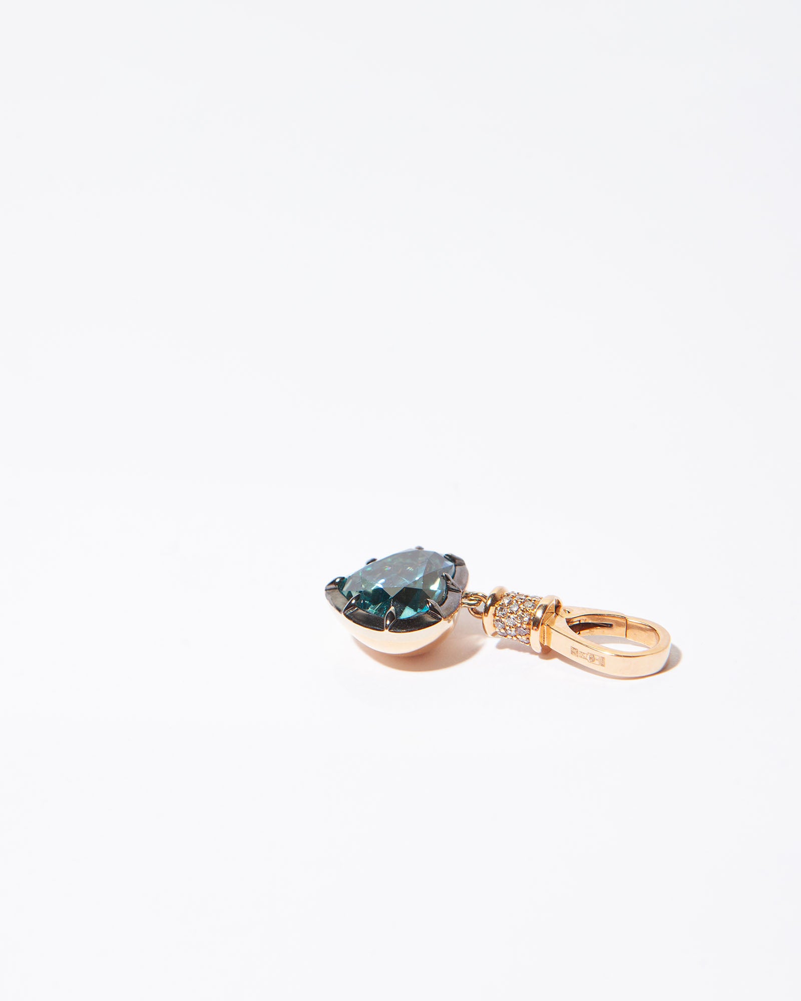 NOVI Jewelry 18K gold pendant with 11.15 ct heart-shaped blue zircon and natural brilliant-cut diamonds, IGI certified luxury gemstone jewelry.