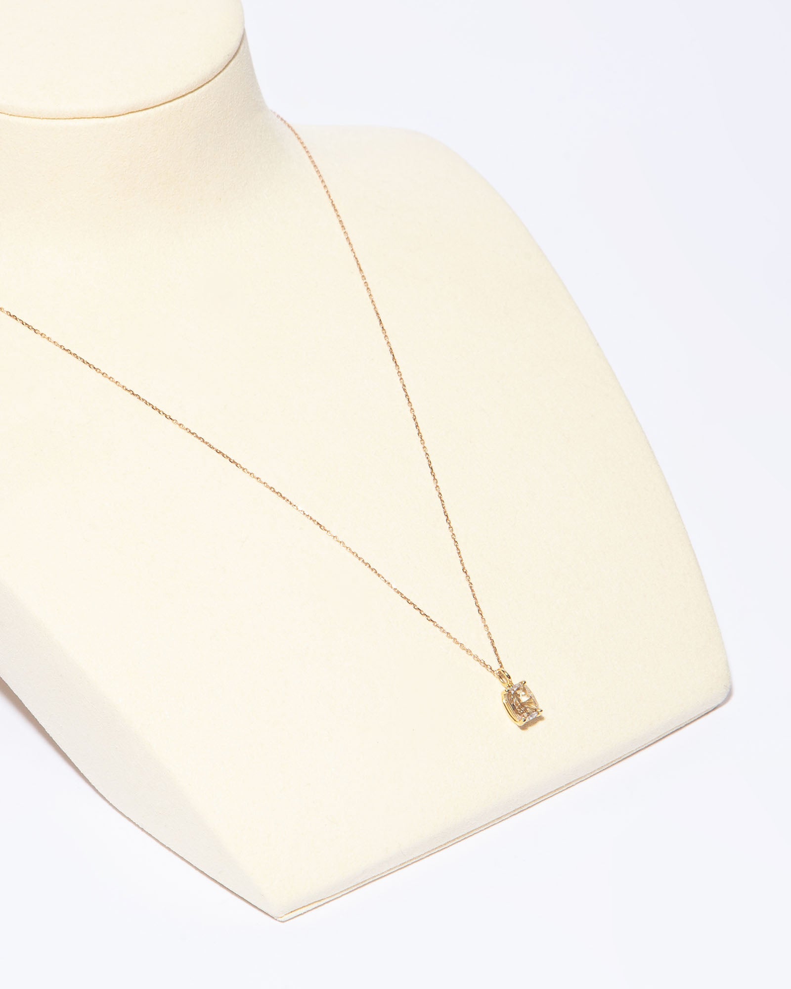 NOVI Jewelry pendant necklace with 1.38 ct fancy brown natural diamond, SI2, IGI certified, jewelry weight 2 g, gold weight 1.7 g, elegant cushion-cut diamond pendant.