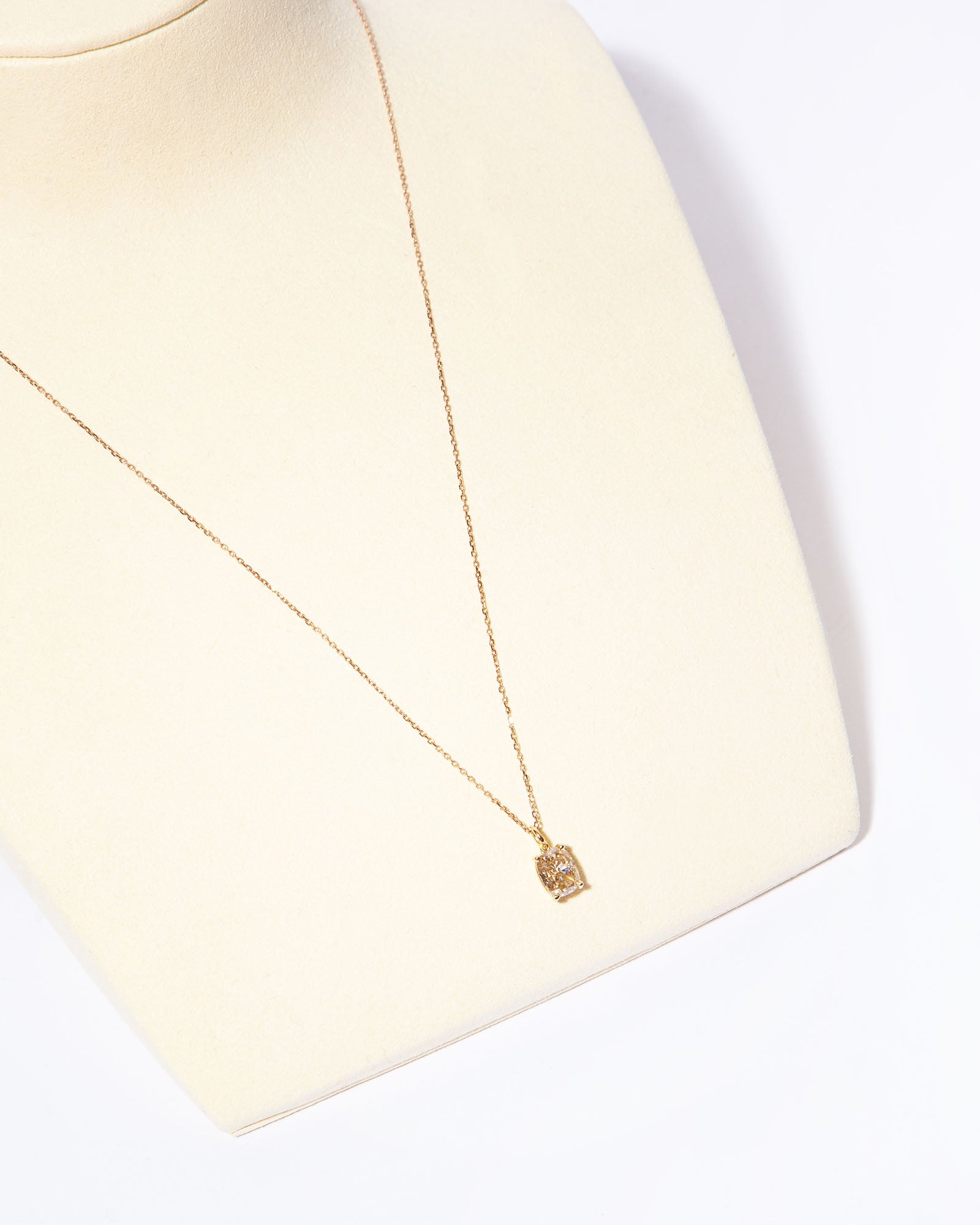NOVI Jewelry pendant necklace with 1.38 ct fancy brown natural diamond, SI2, IGI certified, jewelry weight 2 g, gold weight 1.7 g, elegant cushion-cut diamond pendant.
