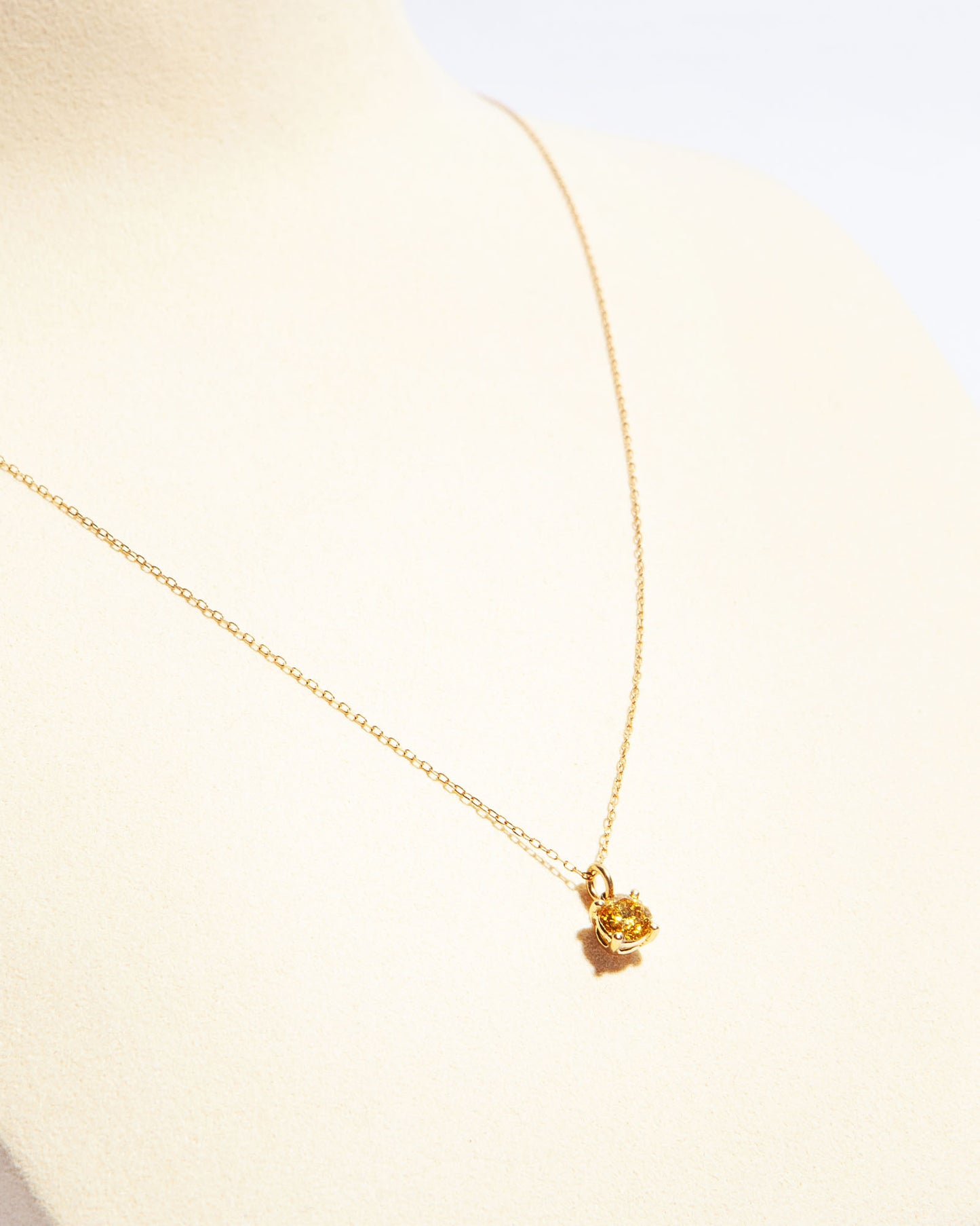 NOVI Jewelry 18K gold pendant with 0.70 ct fancy light pinkish brown natural diamond, SI1, IGI certified, cushion-cut diamond pendant, jewelry weight 1.8 g, gold weight 1.66 g.