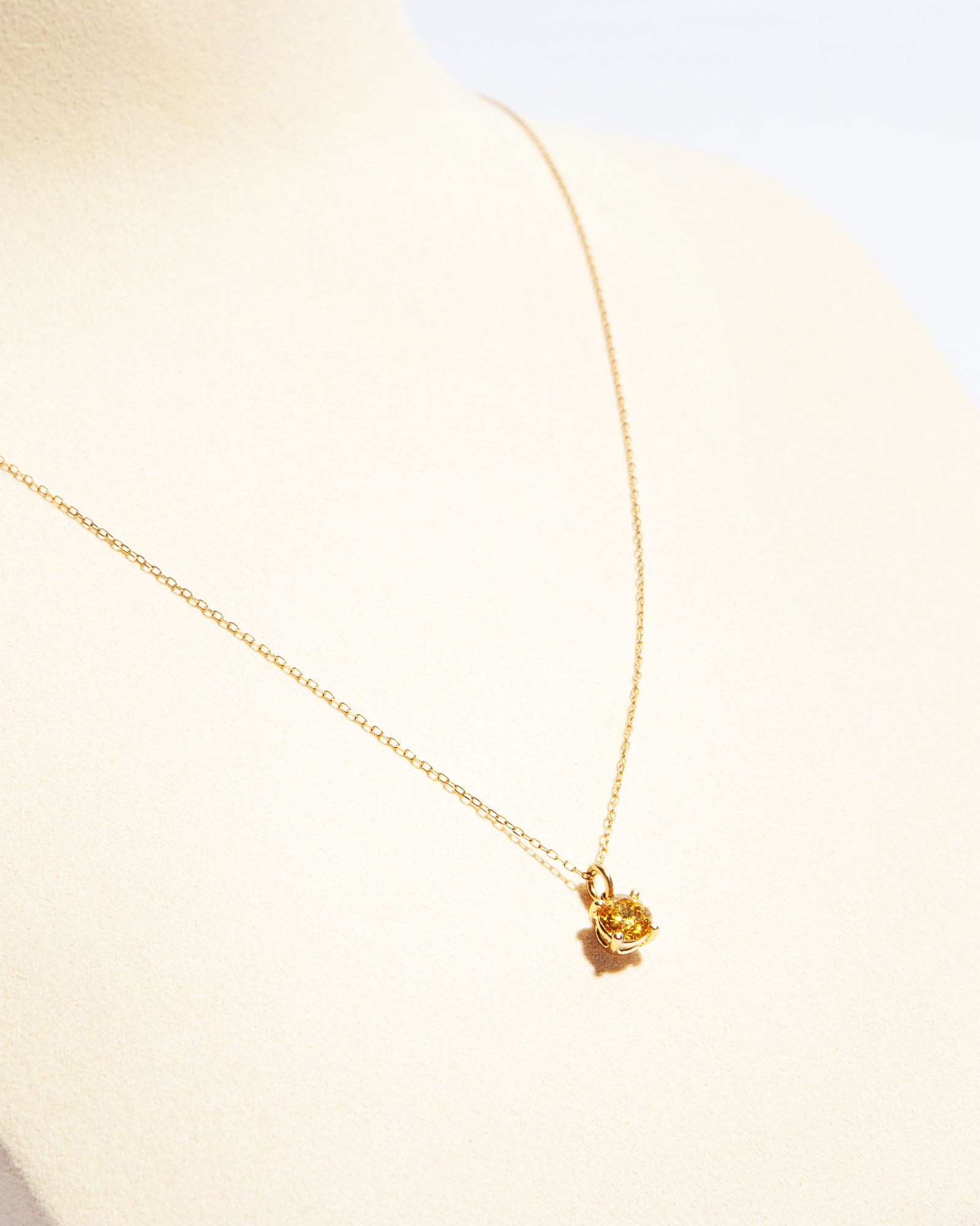 NOVI Jewelry 18K gold pendant with 0.70 ct fancy light pinkish brown natural diamond, SI1, IGI certified, cushion-cut diamond pendant, jewelry weight 1.8 g, gold weight 1.66 g.