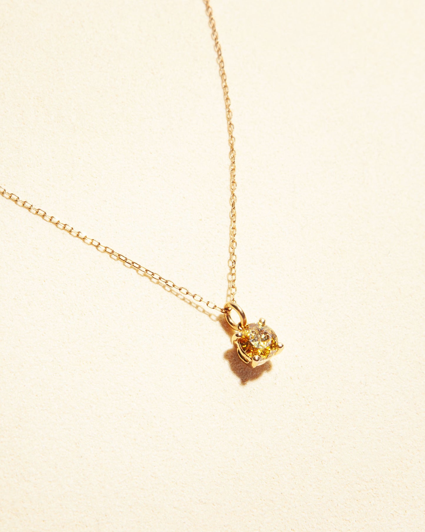 NOVI Jewelry 18K gold pendant with 0.70 ct fancy light pinkish brown natural diamond, SI1, IGI certified, cushion-cut diamond pendant, jewelry weight 1.8 g, gold weight 1.66 g.
