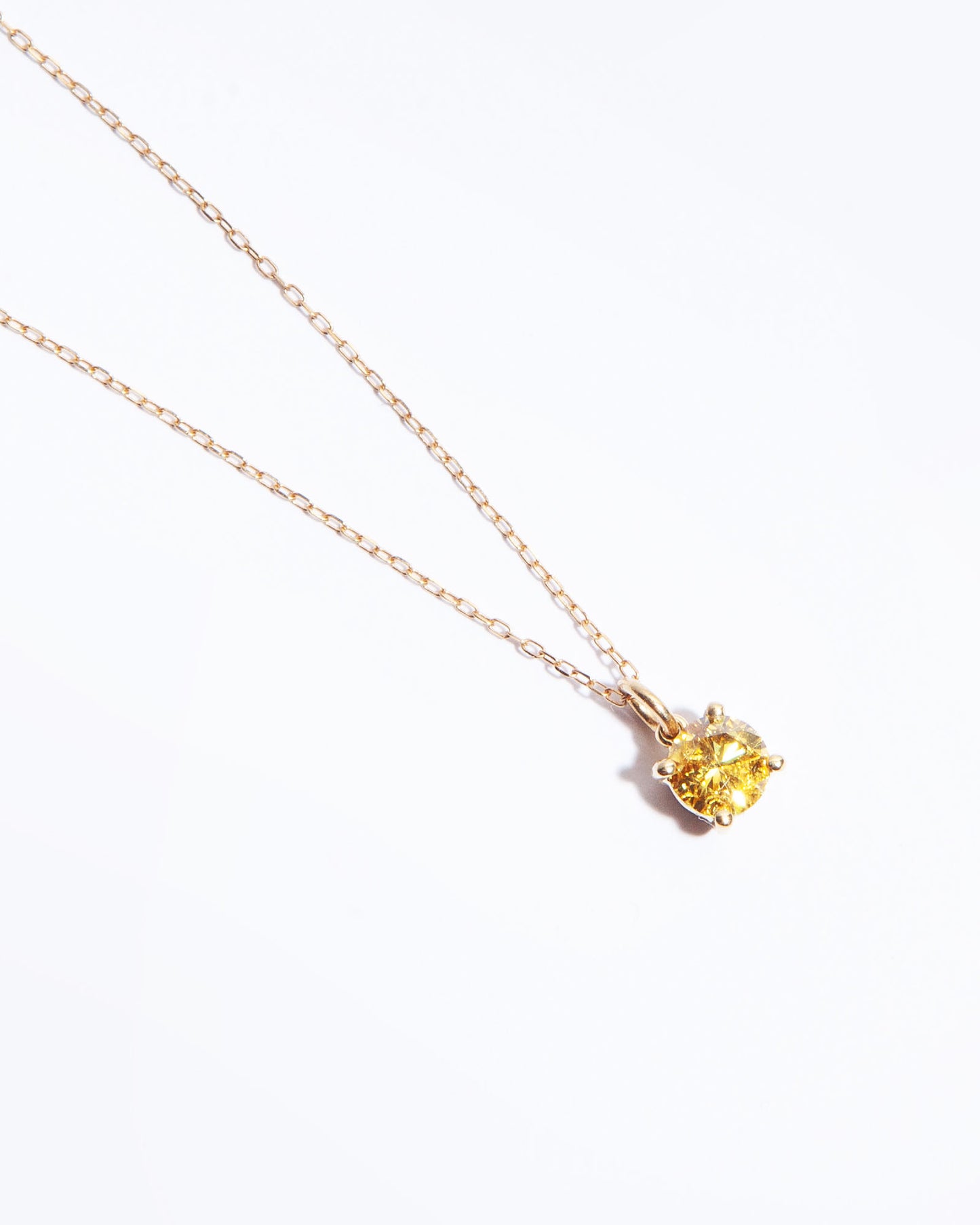 NOVI Jewelry 18K gold pendant with 0.70 ct fancy light pinkish brown natural diamond, SI1, IGI certified, cushion-cut diamond pendant, jewelry weight 1.8 g, gold weight 1.66 g.