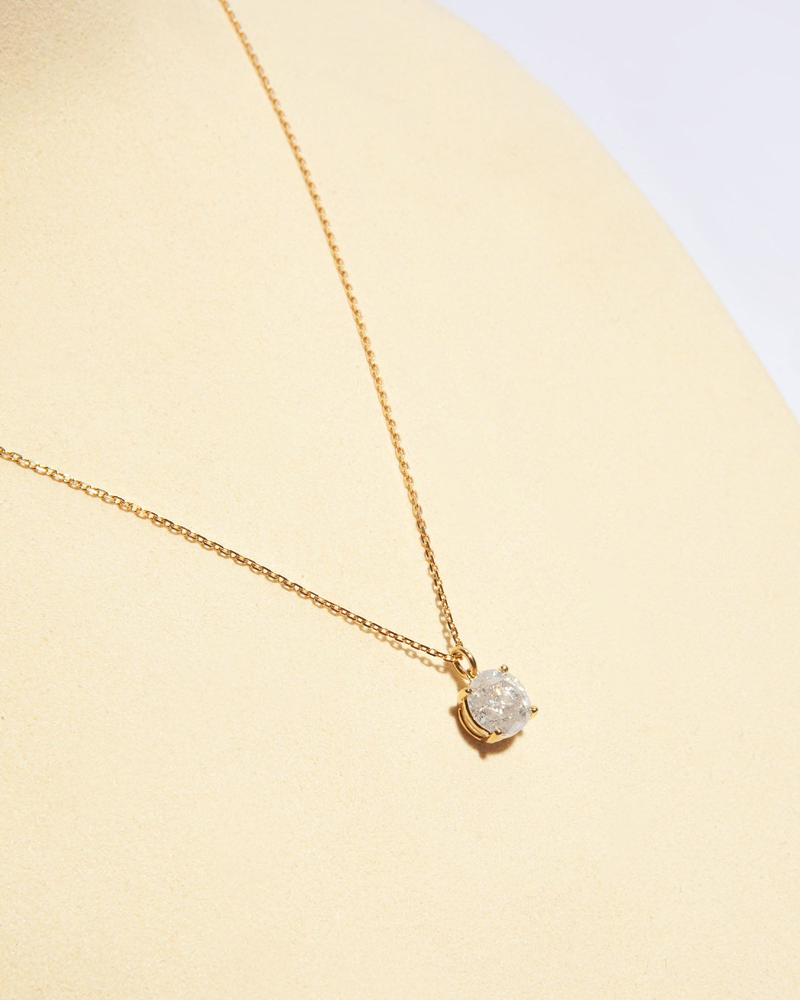 NOVI Jewelry 18K gold pendant with 1.55 ct round natural diamond, IGI certified elegant diamond necklace.