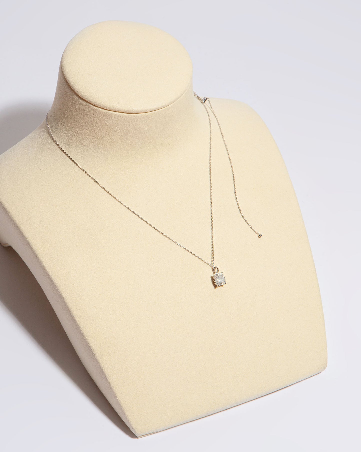 NOVI Jewelry pendant necklace with 1.01 ct E color natural diamond, I2, GWL certified, jewelry weight 1.6 g, gold weight 1.4 g, cushion-cut diamond pendant.