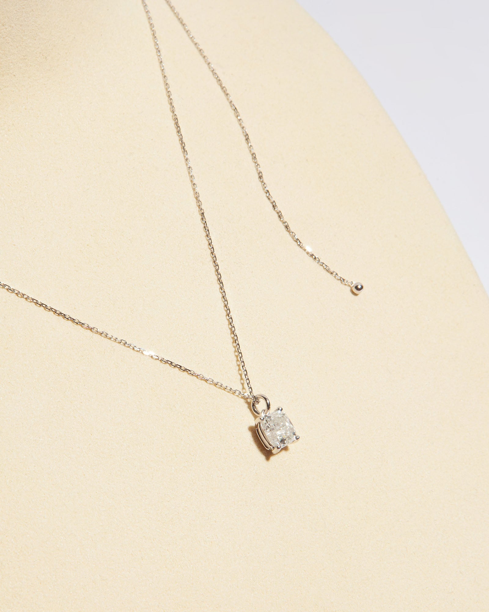 NOVI Jewelry pendant necklace with 1.01 ct E color natural diamond, I2, GWL certified, jewelry weight 1.6 g, gold weight 1.4 g, cushion-cut diamond pendant.