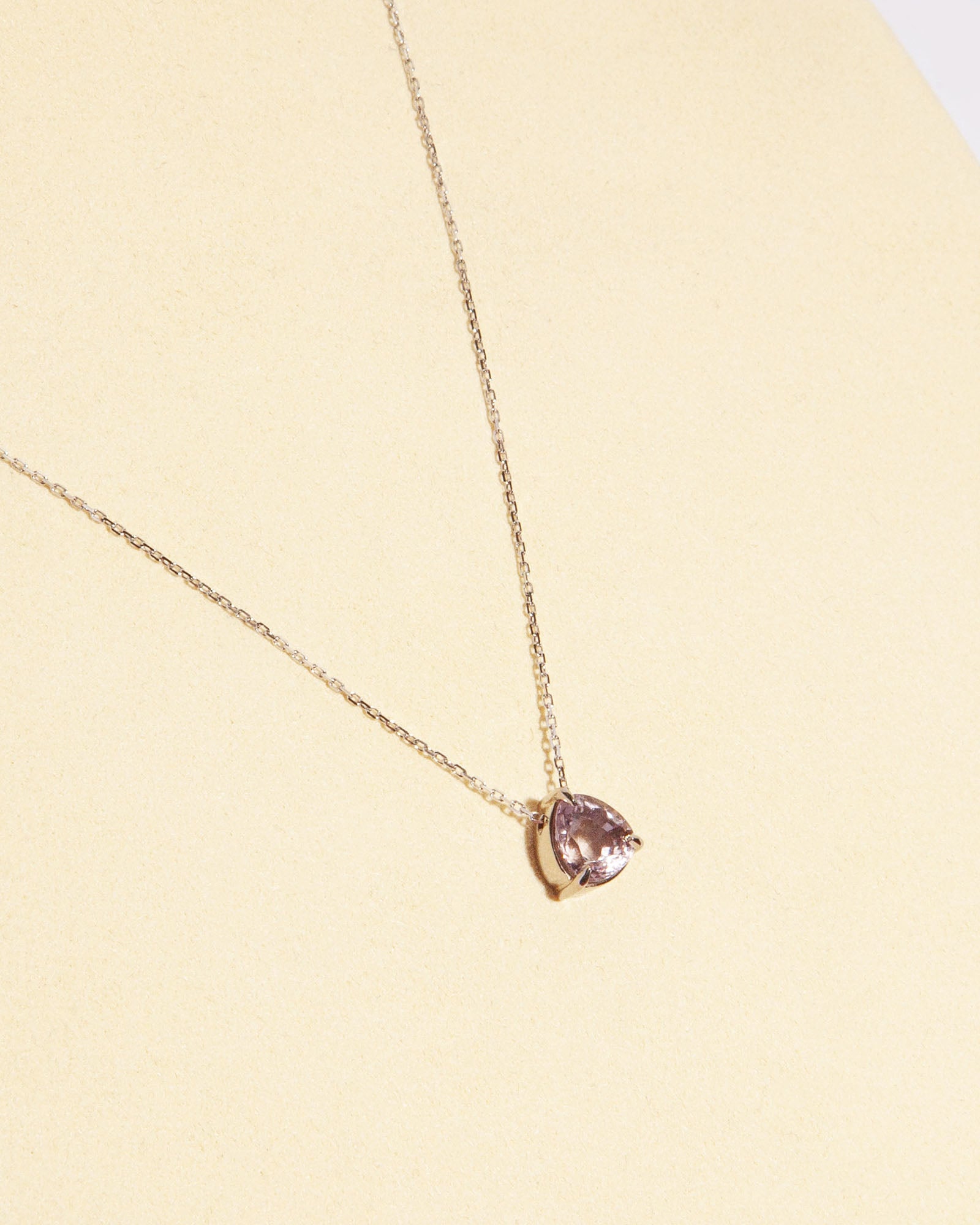 NOVI Jewelry 18K white gold pendant with IGI-certified 1.52 ct natural purple sapphire, pear-cut gemstone with very light pinkish-purple hue and exceptional transparency, elegant and timeless jewelry highlighting the stone’s natural sparkle.