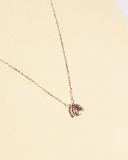 NOVI Jewelry 18K white gold pendant with IGI-certified 1.52 ct natural purple sapphire, pear-cut gemstone with very light pinkish-purple hue and exceptional transparency, elegant and timeless jewelry highlighting the stone’s natural sparkle.