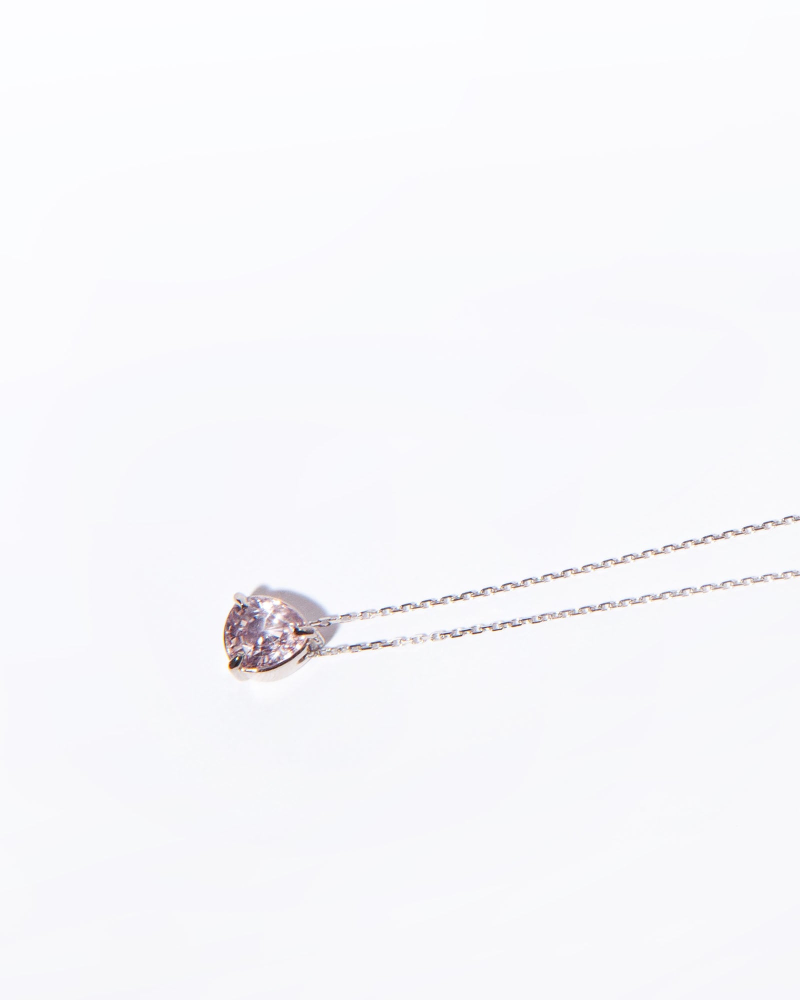 NOVI Jewelry 18K white gold pendant with IGI-certified 1.52 ct natural purple sapphire, pear-cut gemstone with very light pinkish-purple hue and exceptional transparency, elegant and timeless jewelry highlighting the stone’s natural sparkle.