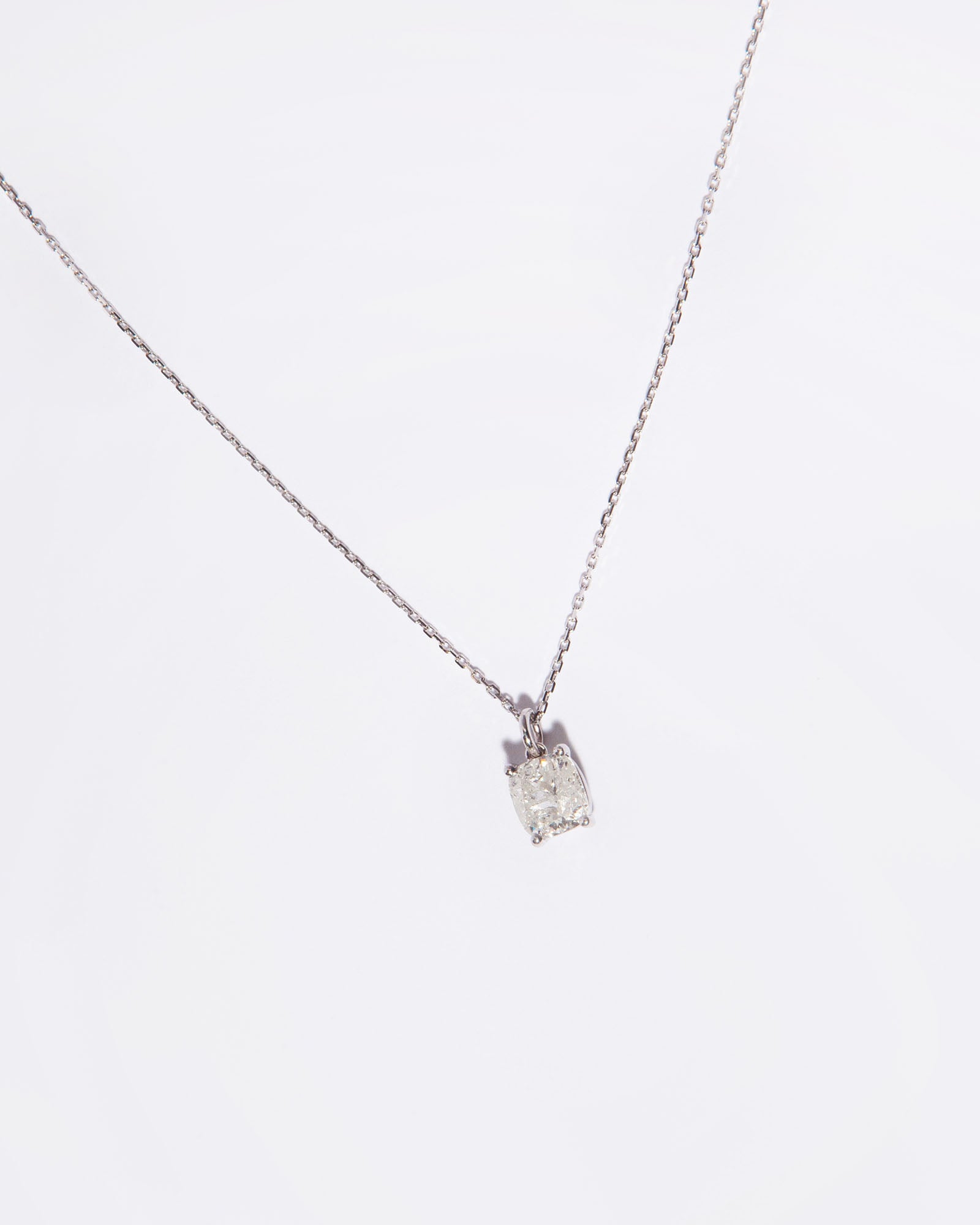 NOVI Jewelry pendant necklace with 1.01 ct E color natural diamond, I2, GWL certified, jewelry weight 1.6 g, gold weight 1.4 g, cushion-cut diamond pendant.