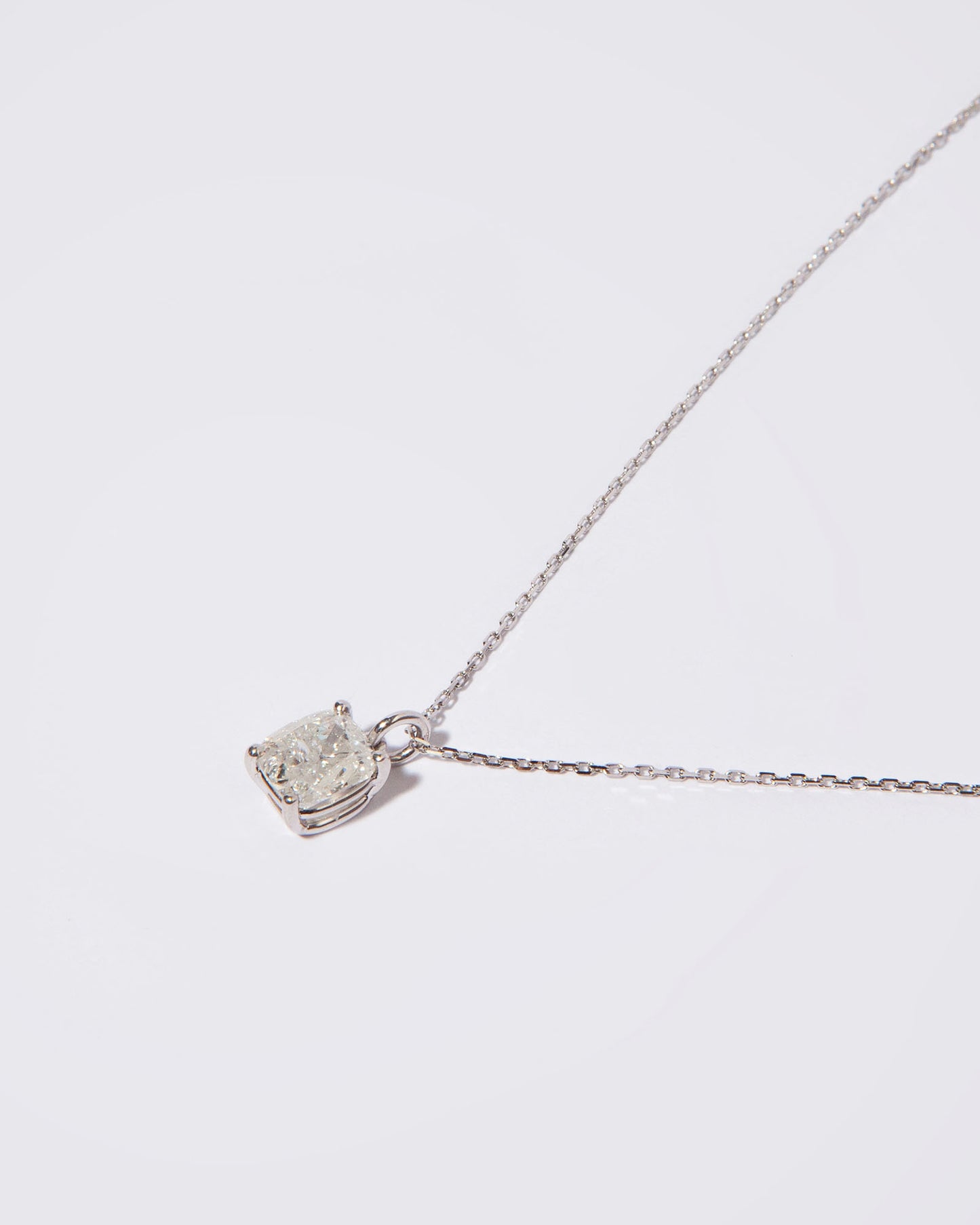 NOVI Jewelry pendant necklace with 1.01 ct E color natural diamond, I2, GWL certified, jewelry weight 1.6 g, gold weight 1.4 g, cushion-cut diamond pendant.
