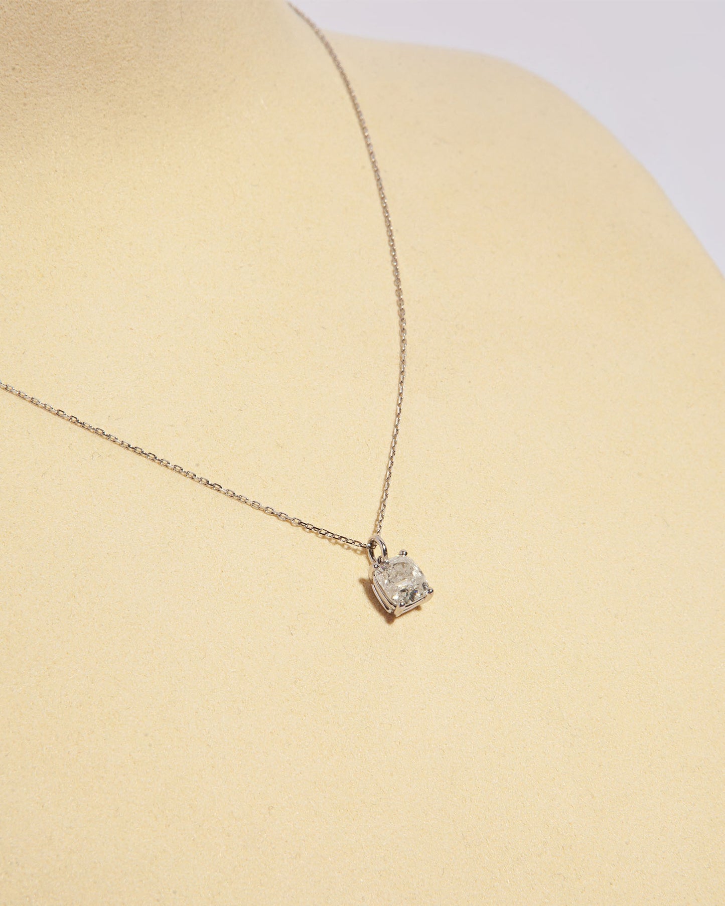 NOVI Jewelry pendant necklace with 1.01 ct E color natural diamond, I2, GWL certified, jewelry weight 1.6 g, gold weight 1.4 g, cushion-cut diamond pendant.