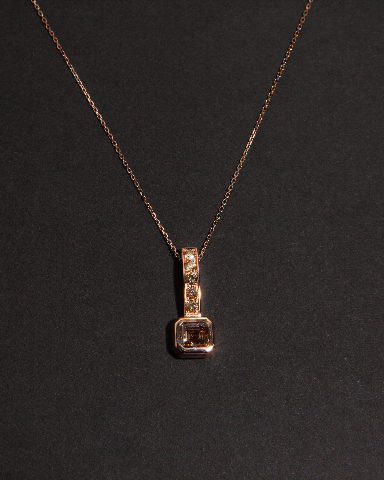 NOVI Jewelry 18K yellow gold pendant with 1.39 ct fancy brown mixed-color diamond and 0.24 ct natural diamonds, SI1-SI3, GWLab certified luxury diamond pendant.