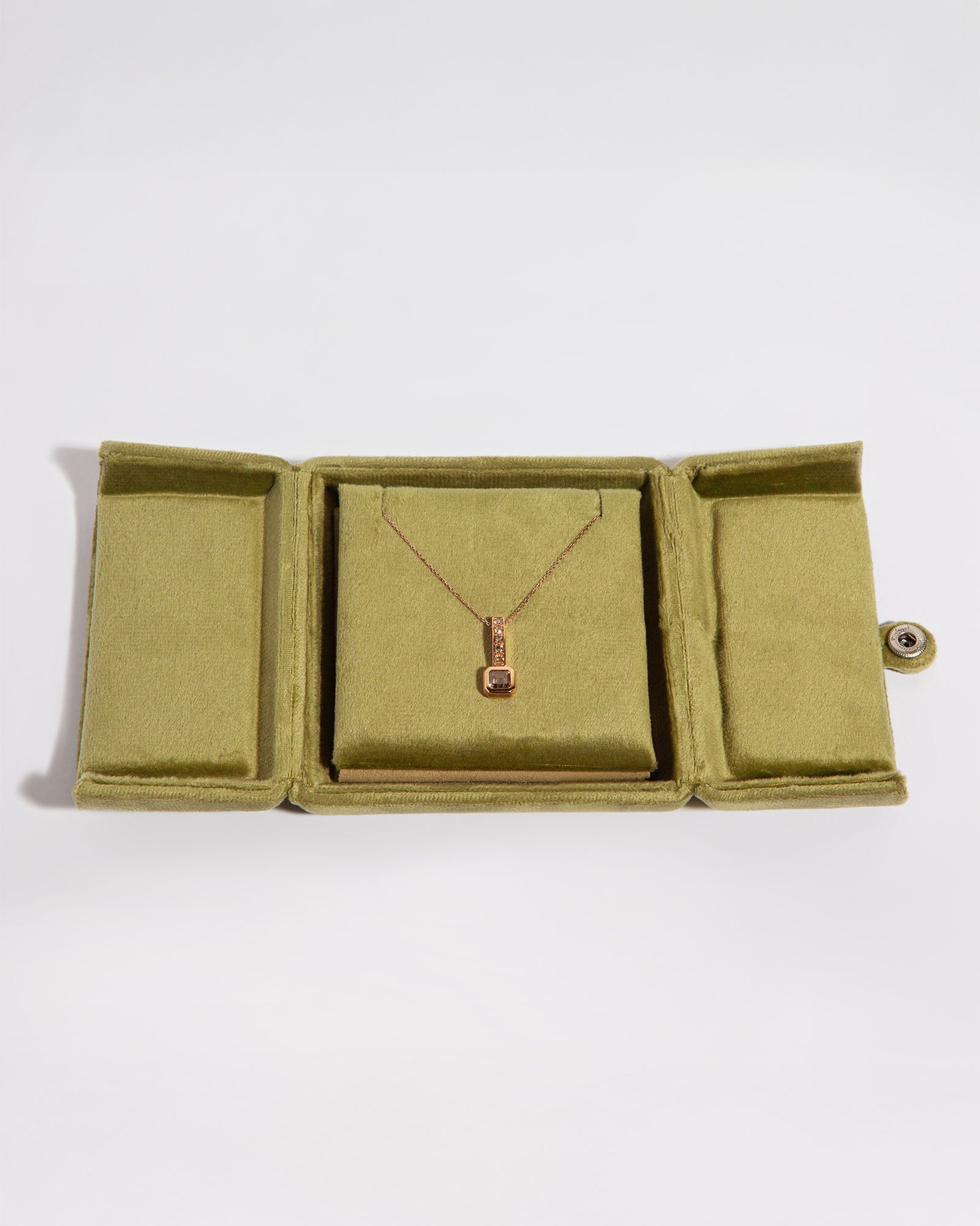 NOVI Jewelry 18K yellow gold pendant with 1.39 ct fancy brown mixed-color diamond and 0.24 ct natural diamonds, SI1-SI3, GWLab certified luxury diamond pendant.