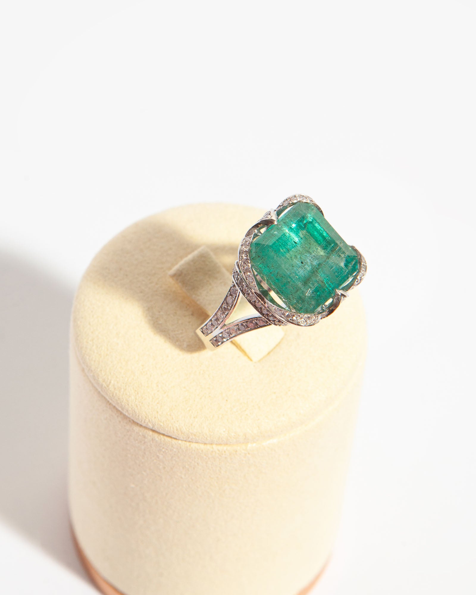 NOVI Jewelry 14K white gold ring featuring a 9.80 ct bluish-green emerald accented with 0.79 ct Faint Pink SI1/E diamonds, IGI certified, elegant and timeless design highlighting the emerald’s color and diamond sparkle.