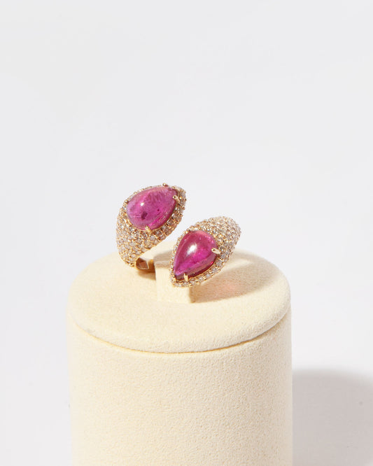 NOVI Jewelry 14 kt yellow gold ring with 6.47 ct pink tourmalines and pavé diamonds, total jewelry weight 4.4 g, gold weight 3.1 g, elegant luxury ring.