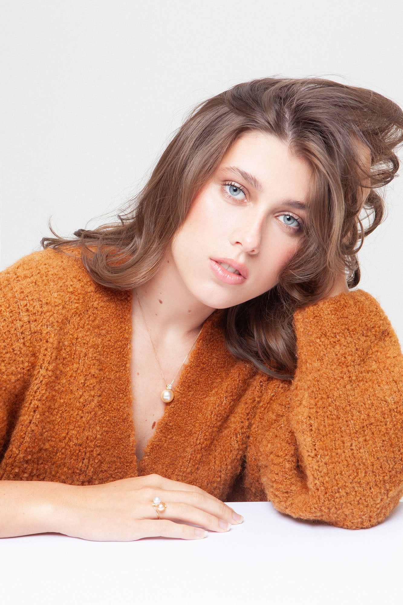 NOVI Jewelry 18K gold ring with 7 mm and 8 mm pearls and 0.12 ct natural diamonds, elegant open-design pearl ring.