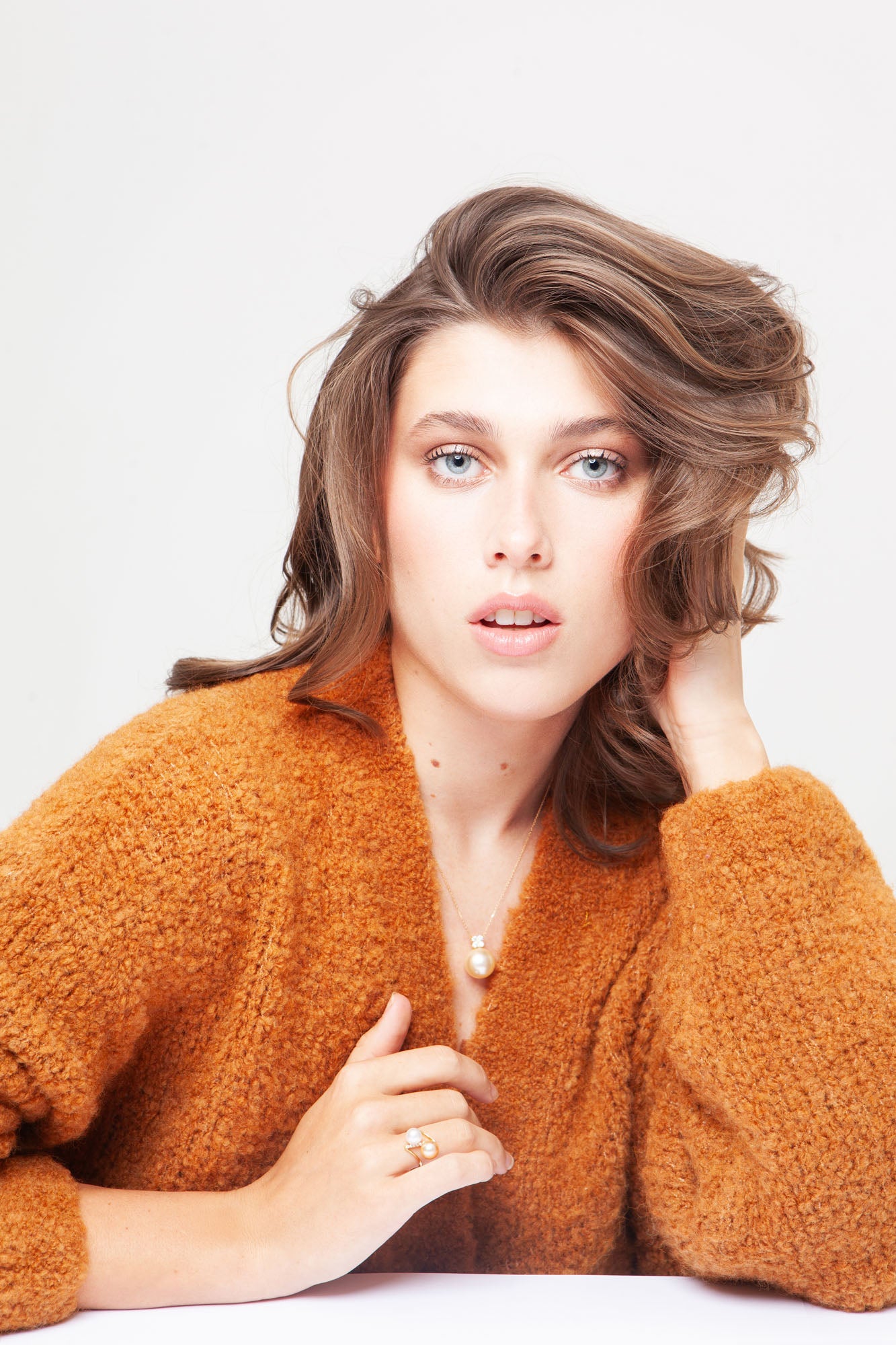 NOVI Jewelry 18K gold ring with 7 mm and 8 mm pearls and 0.12 ct natural diamonds, elegant open-design pearl ring.