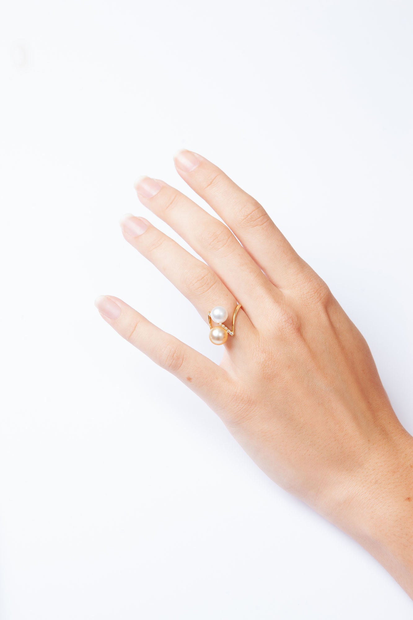 NOVI Jewelry 18K gold ring with 7 mm and 8 mm pearls and 0.12 ct natural diamonds, elegant open-design pearl ring.